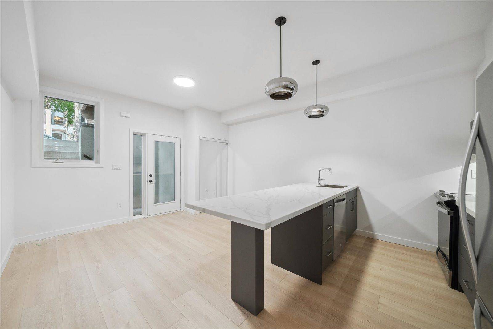 Toronto C02, ON M5R 3C1,367 Howland AVE #1