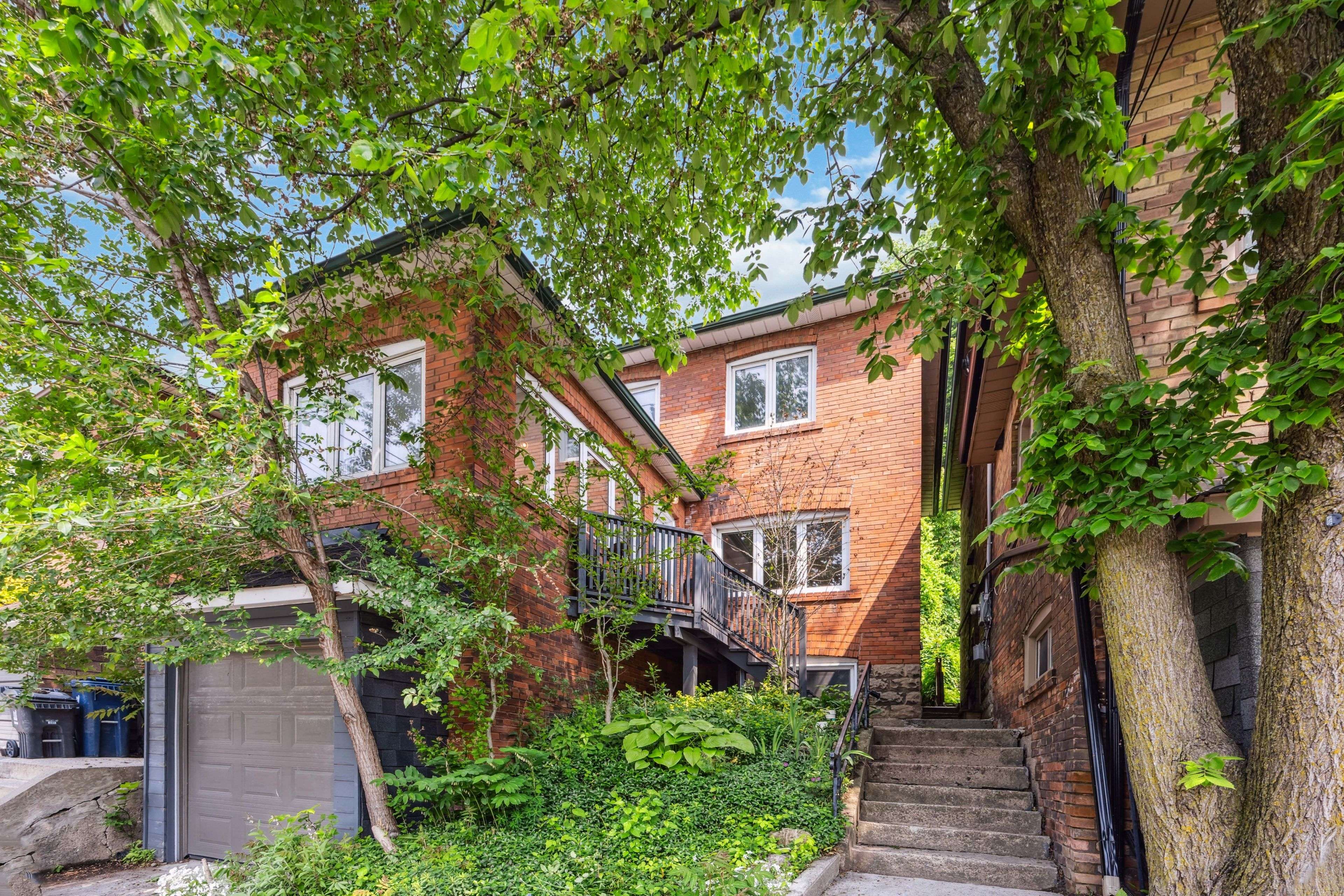 Toronto C02, ON M5R 1K9,658 Davenport RD