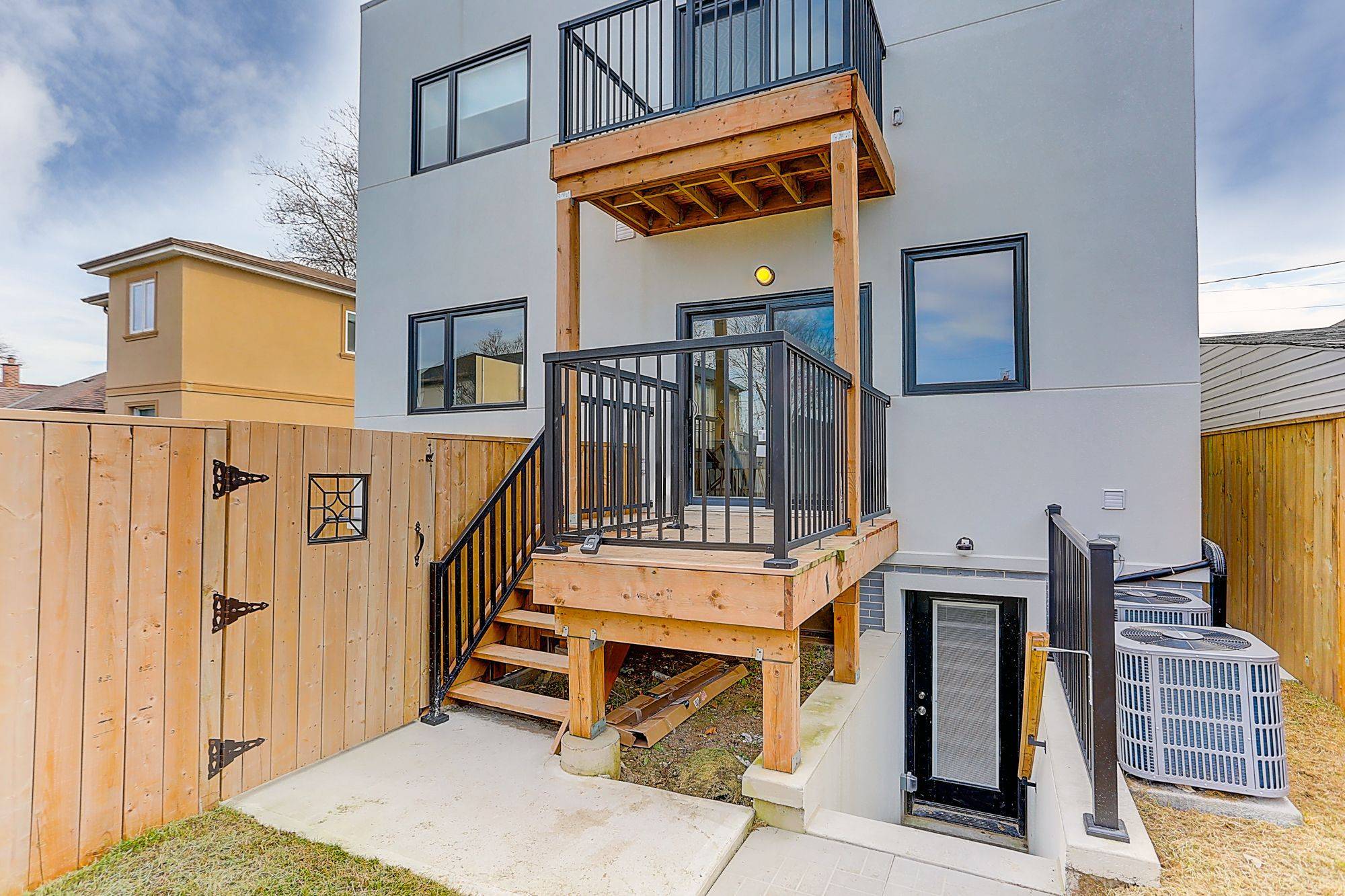 Toronto W04, ON M9N 1H4,2004 Lawrence AVE W #Lowr Rr