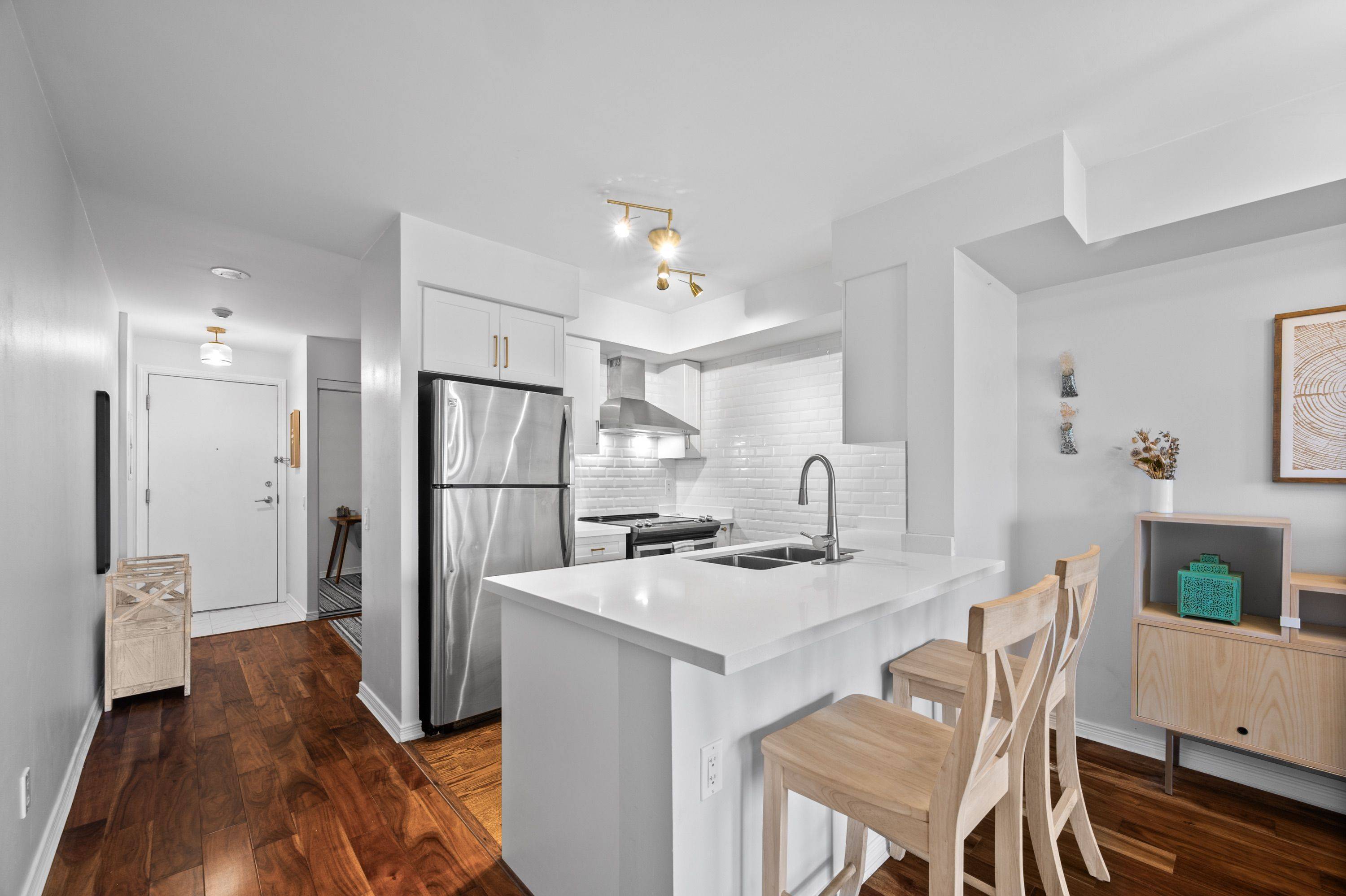 Toronto W02, ON M6P 5A2,61 Heintzman ST #812