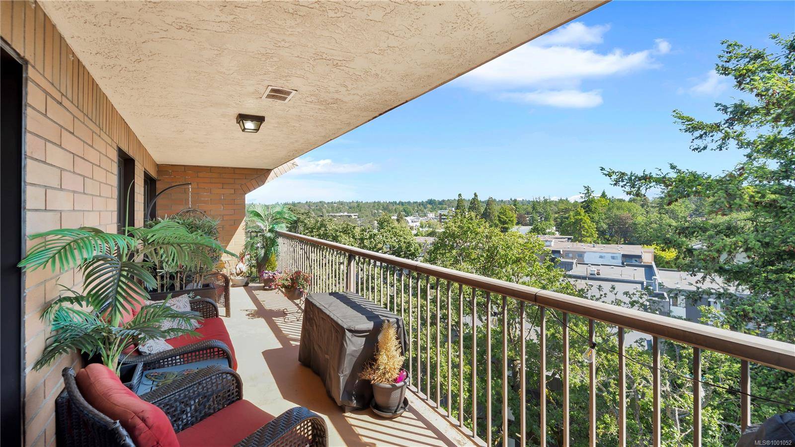 Saanich, BC V8X 1K2,4030 Quadra St #602