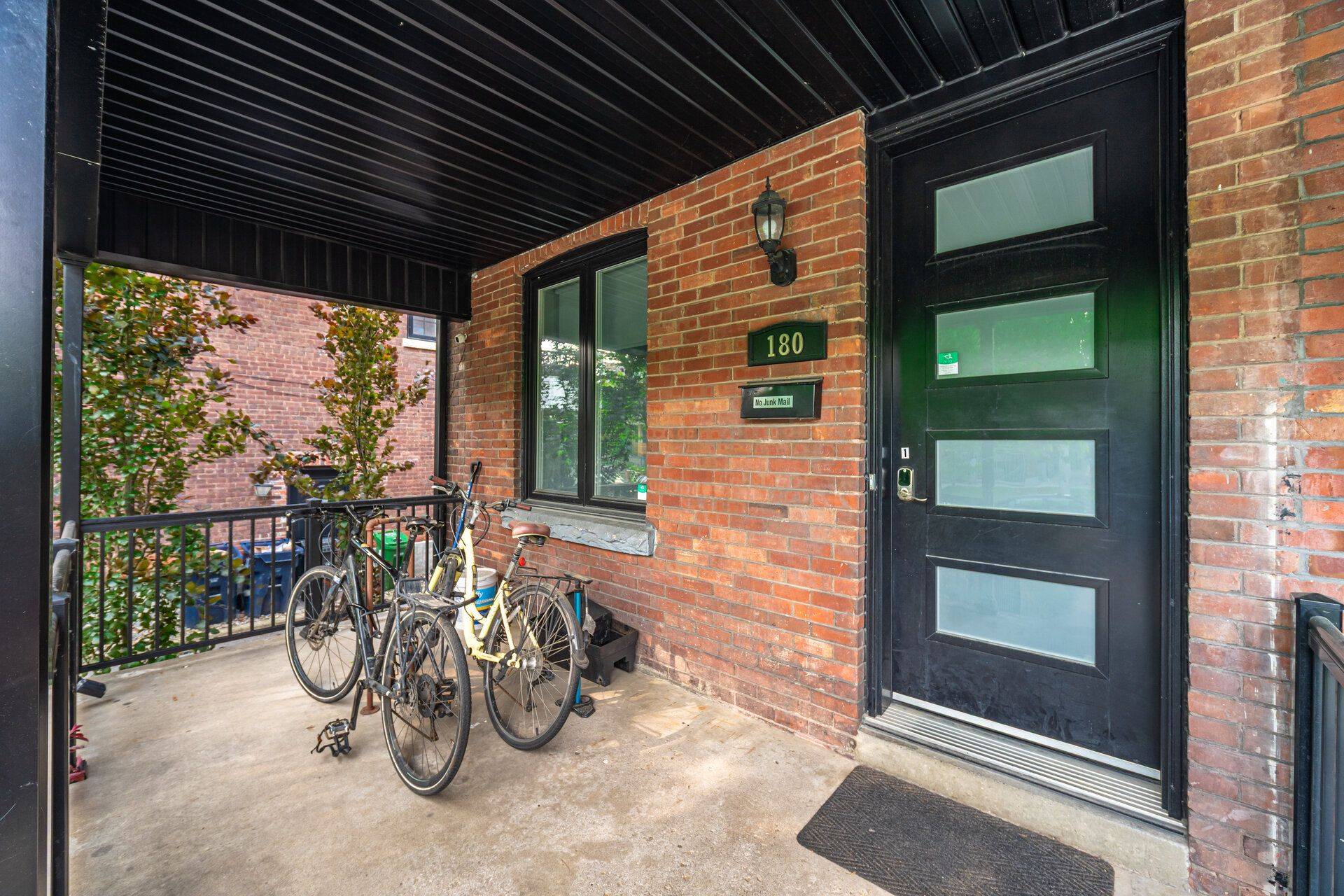 Toronto C01, ON M6G 3G1,180 Beatrice ST