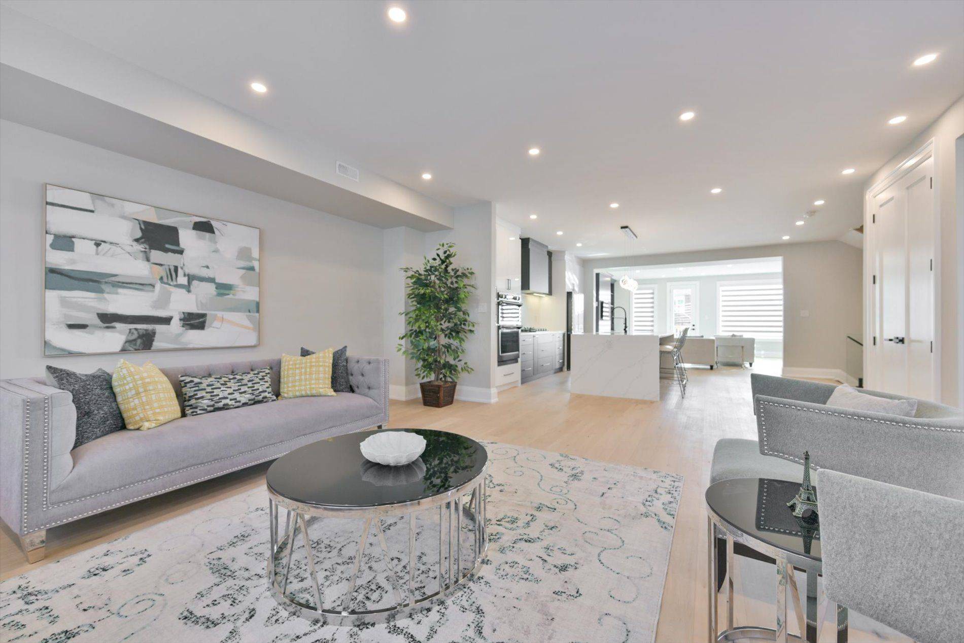 Toronto E04, ON M1L 2Y5,84 Westbourne AVE
