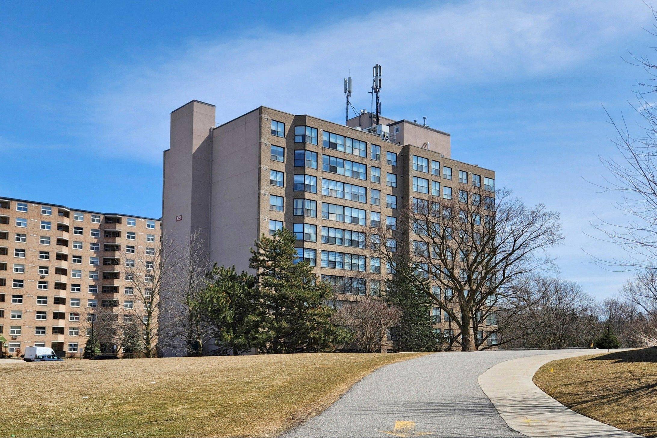 Newmarket, ON L3Y 7T7,250 Davis DR #1003