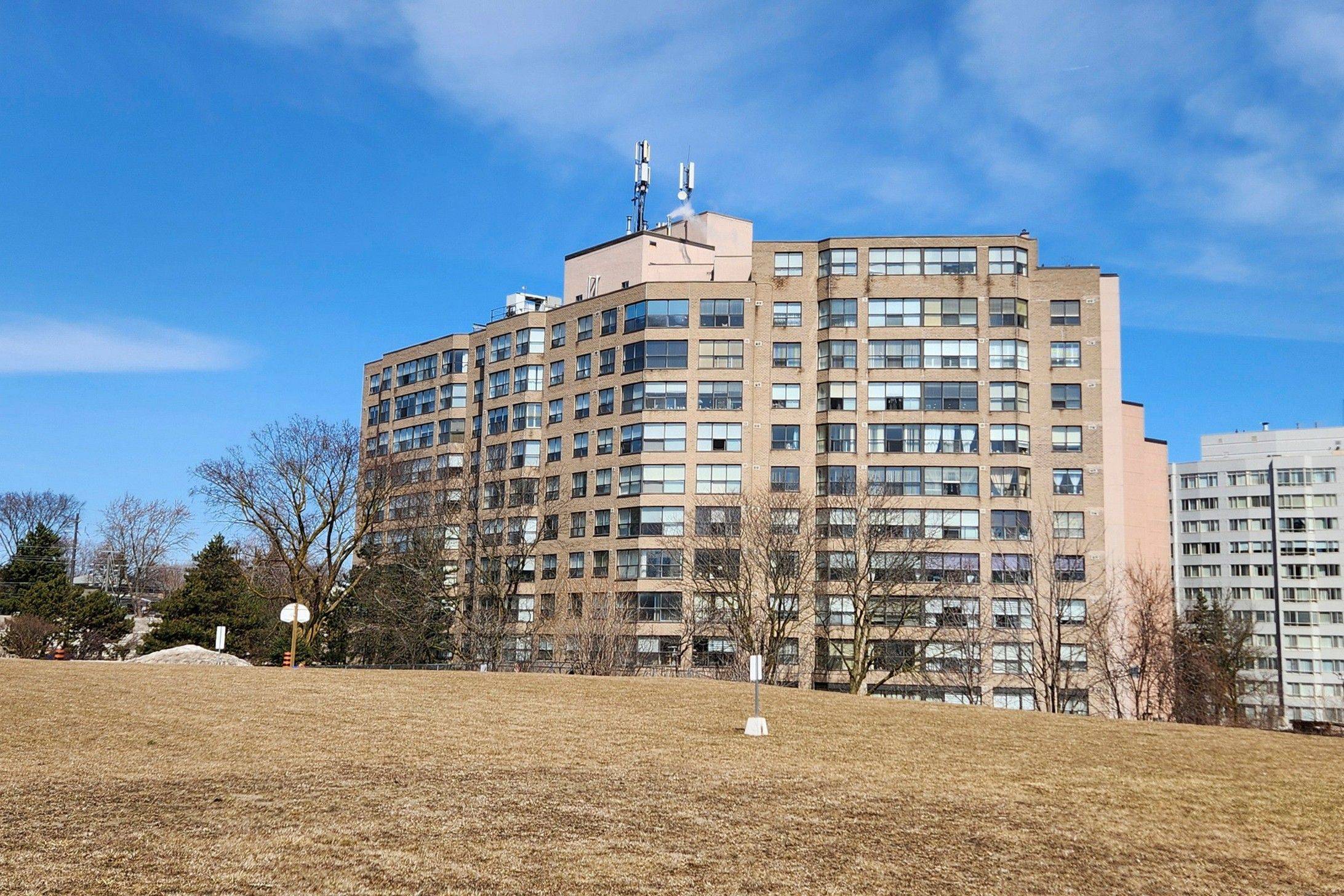 Newmarket, ON L3Y 7T7,250 Davis DR #1003