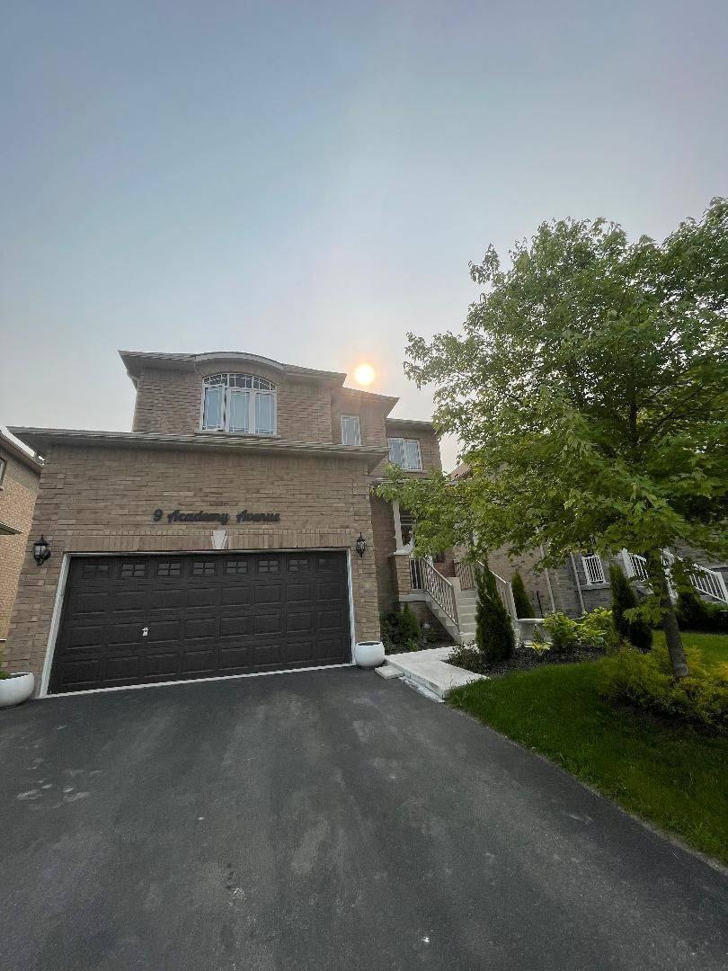 9 Academy AVE, Wasaga Beach, ON L9Z 1J4