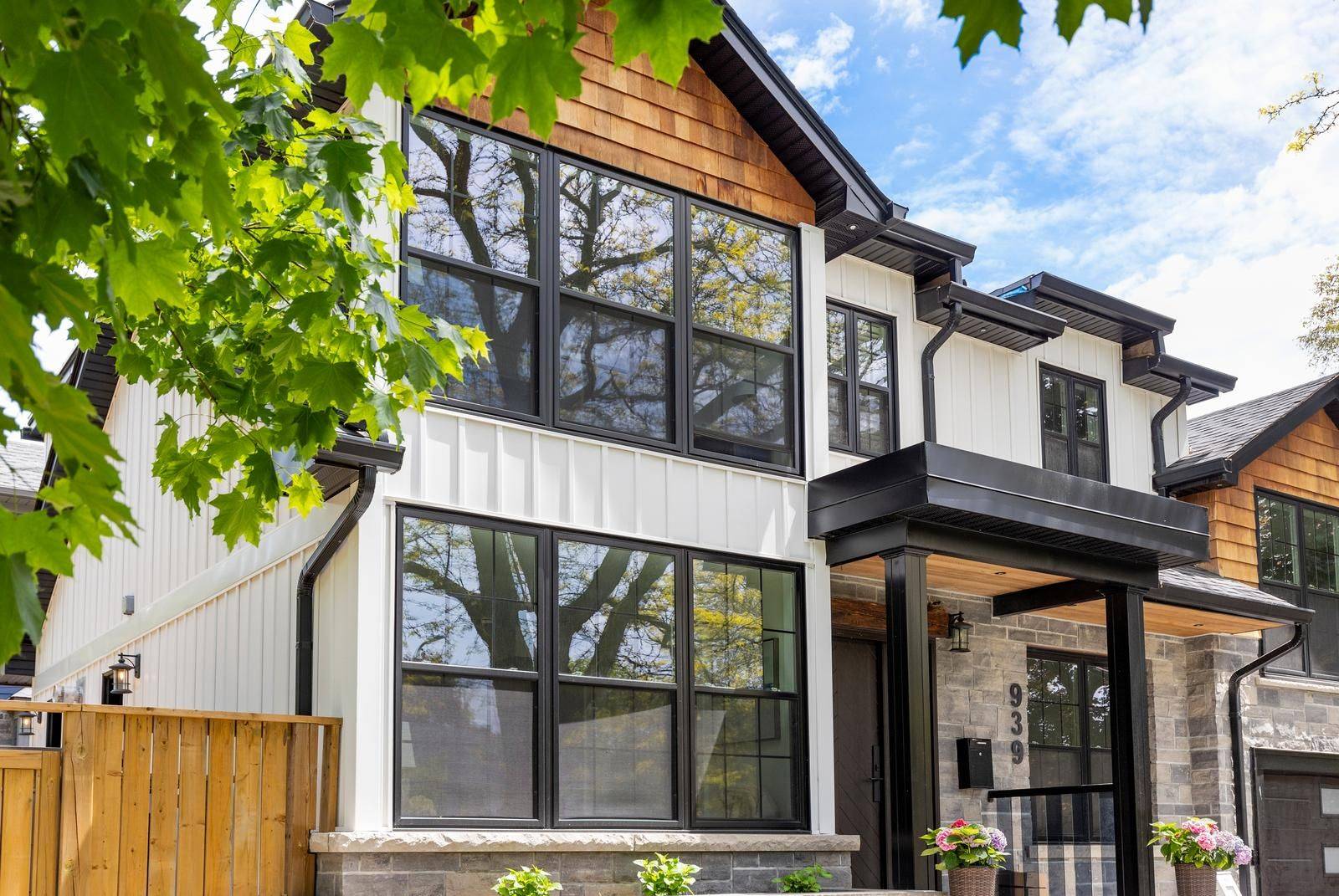 Burlington, ON L7T 2Y9,939 TEAL DR