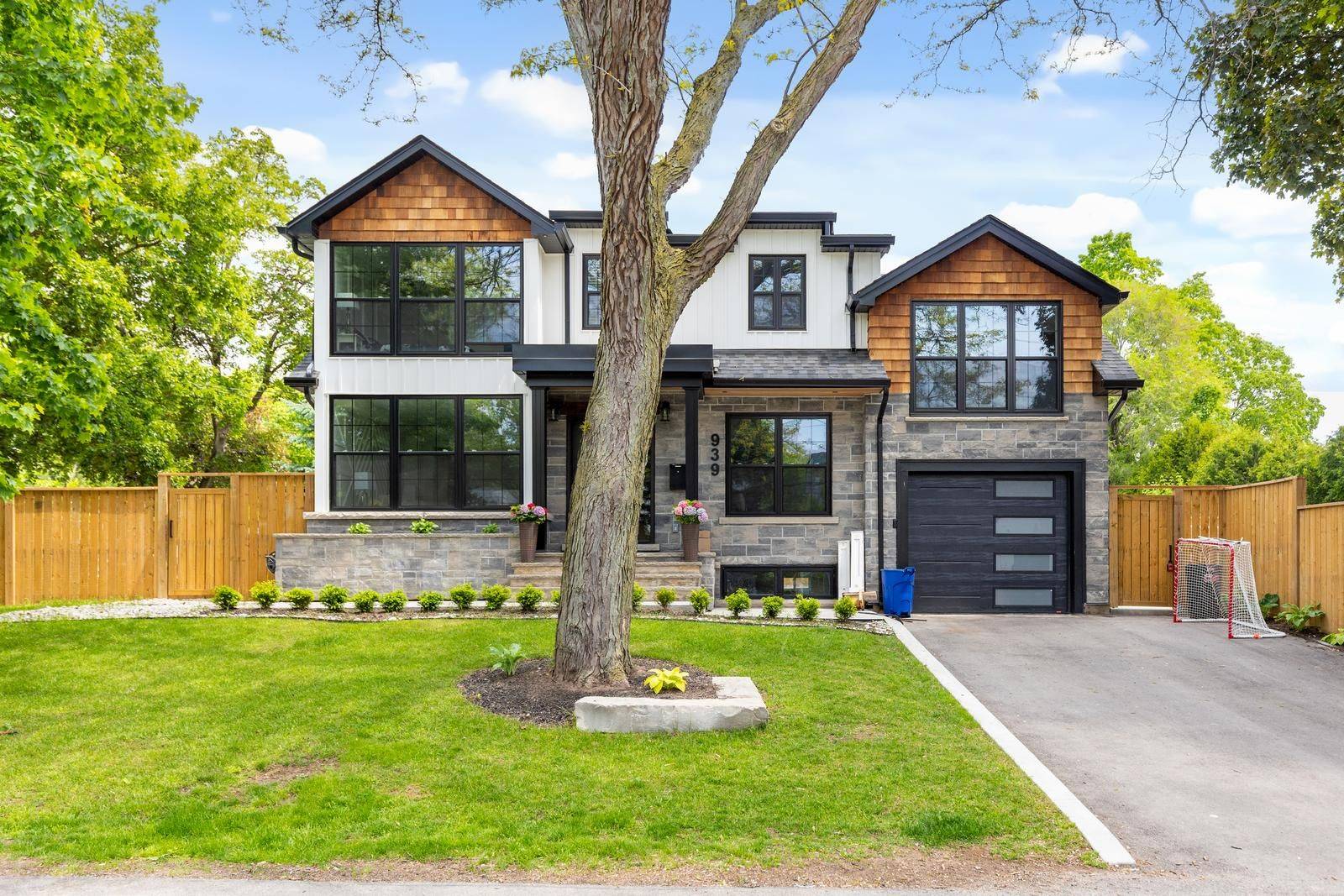 Burlington, ON L7T 2Y9,939 TEAL DR