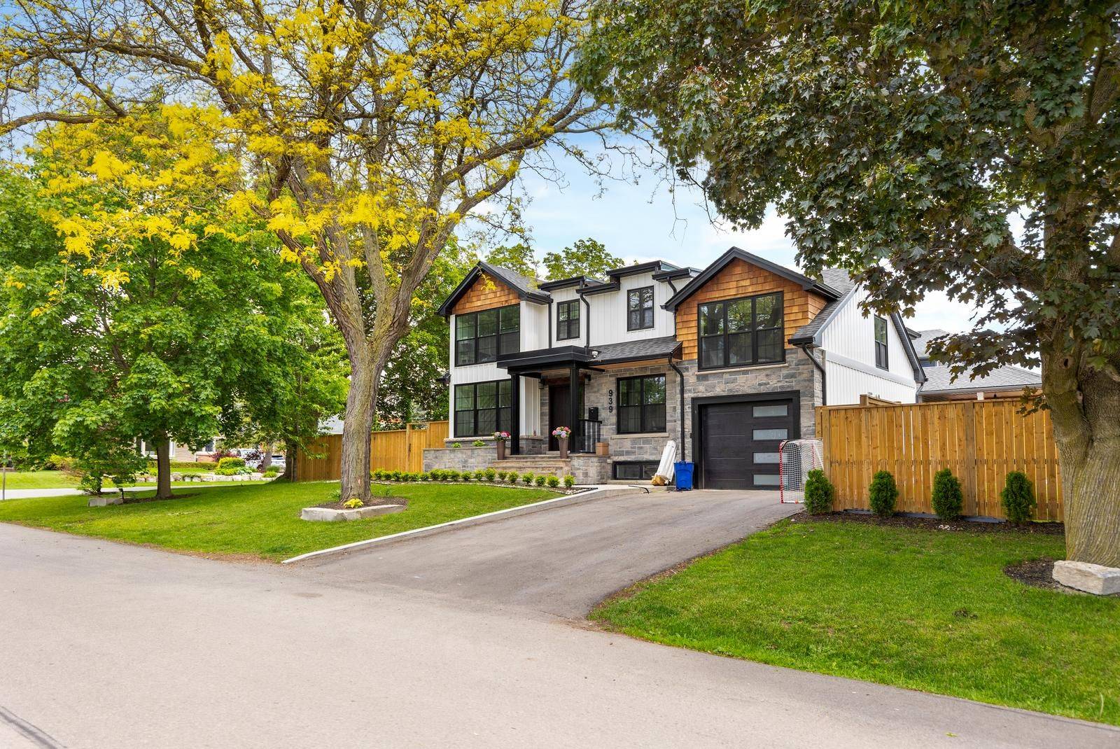 Burlington, ON L7T 2Y9,939 TEAL DR