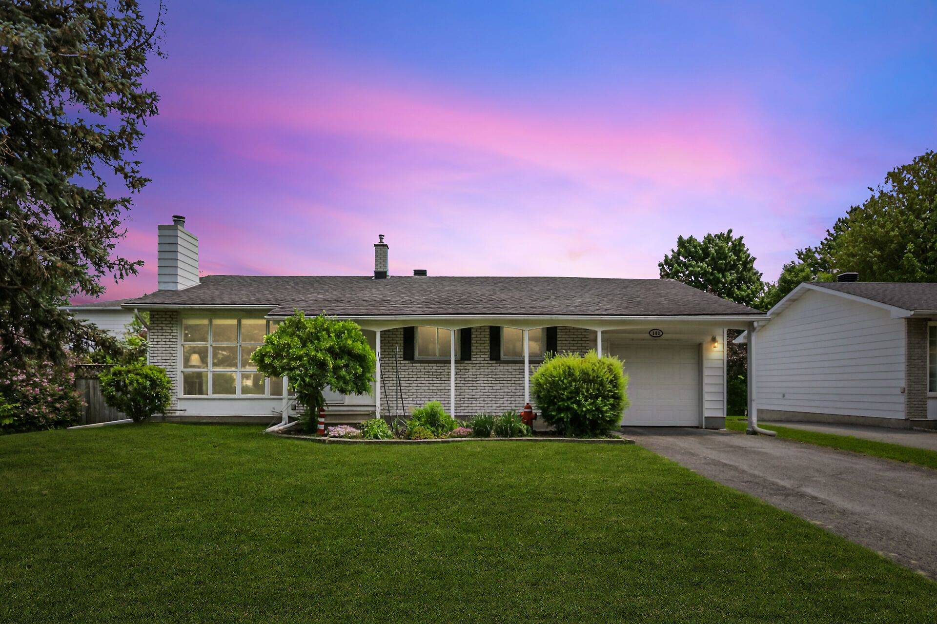 102 Oriole AVE, Kanata, ON K2L 1E7