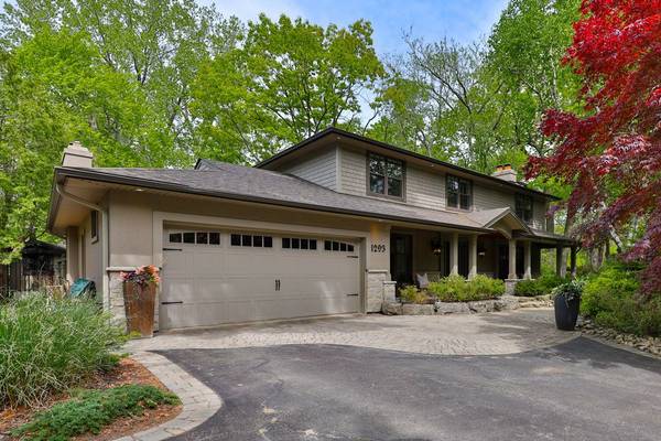 1293 Greenoaks DR, Mississauga, ON L5J 3A1