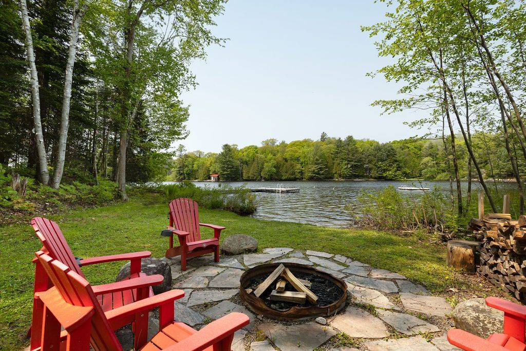 Lake Of Bays, ON P0B 1A0,1042 S Menominee RD