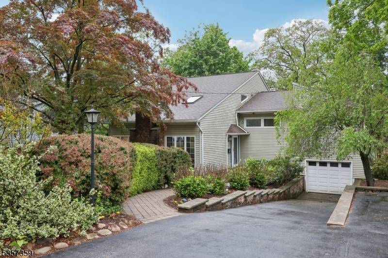 151 Busteed Dr, Midland Park Boro, NJ 07432