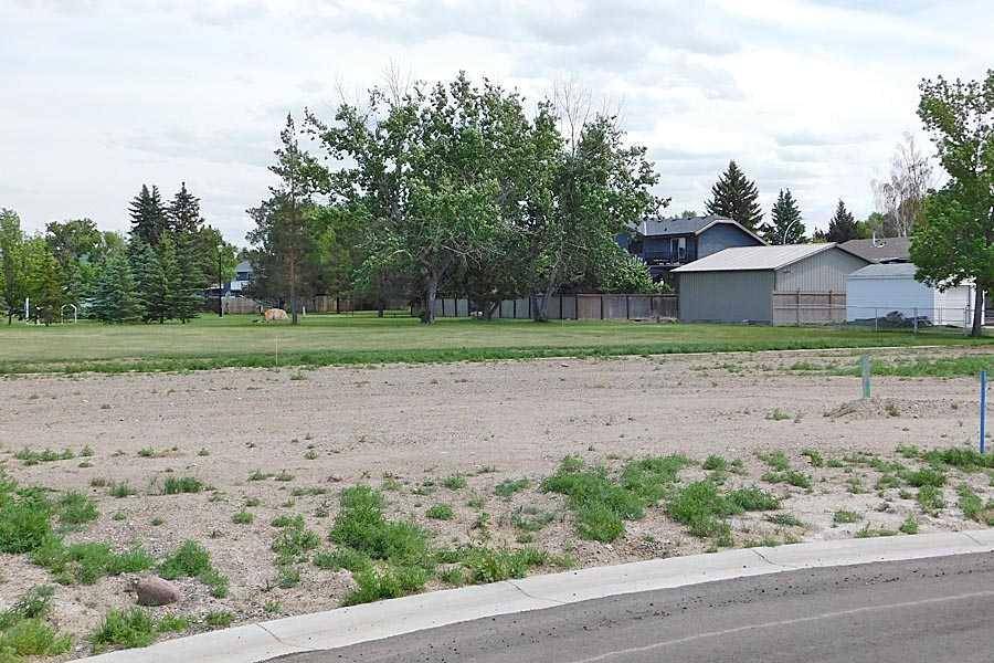 4 Pine PL East, Claresholm, AB T0L 0T0