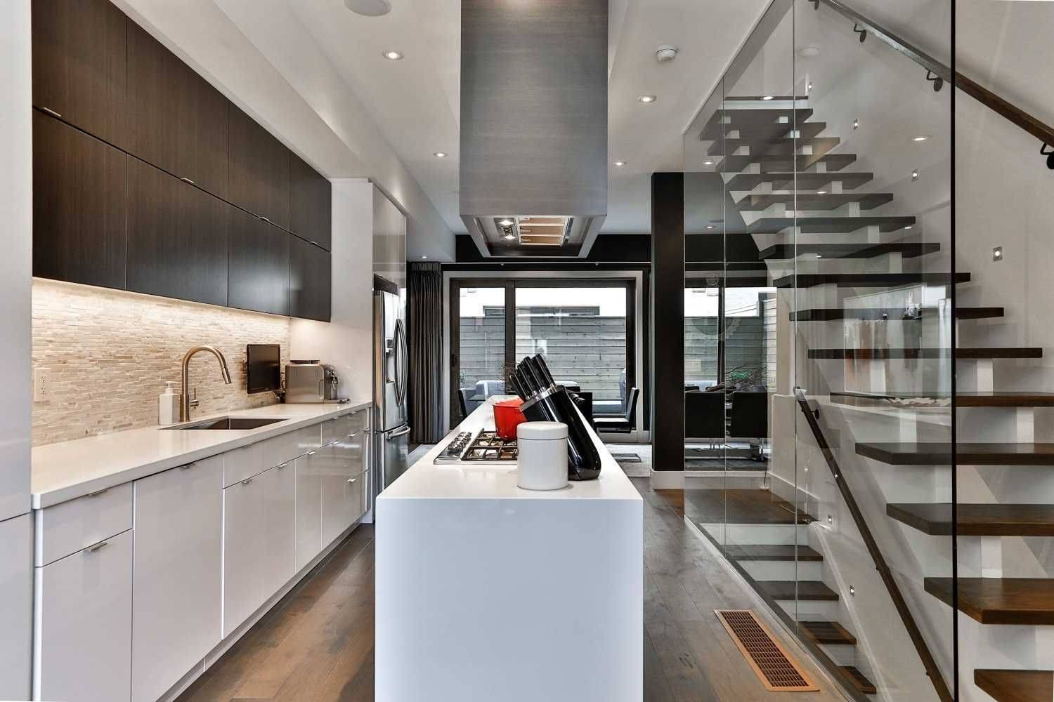 Toronto E03, ON M4K 2P9,837 Broadview AVE #6