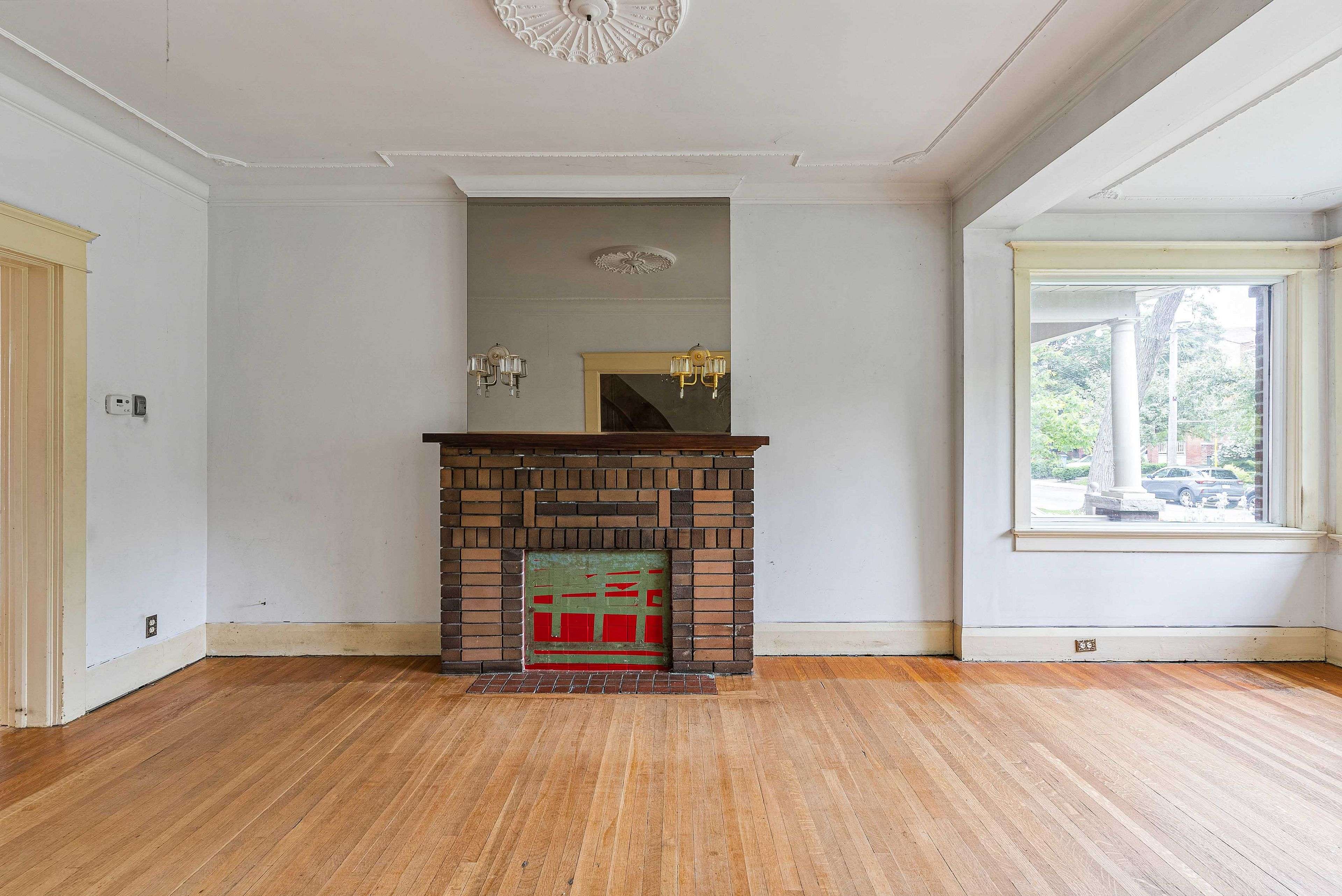 Toronto W02, ON M6P 1E2,35 Glenlake AVE
