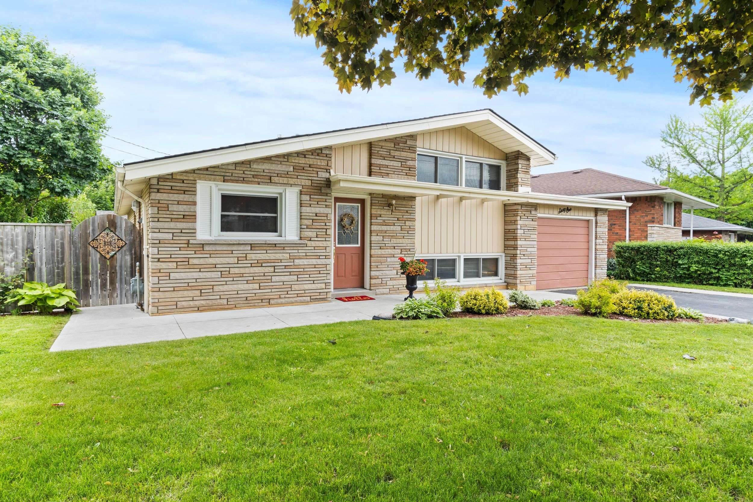 Hamilton, ON L8K 3Z3,61 Orphir RD
