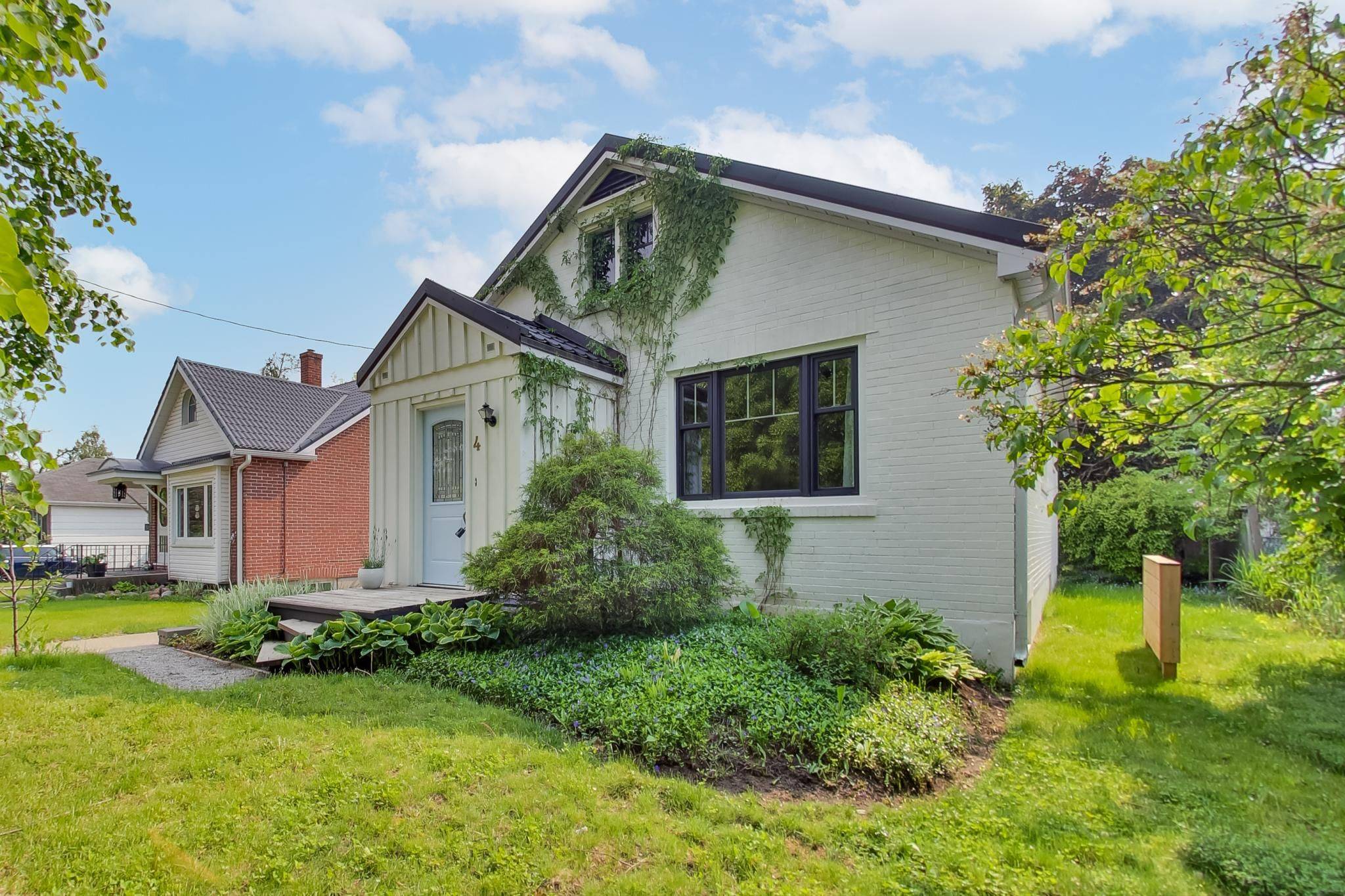 Barrie, ON L4N 1X2,4 MULHOLLAND ST