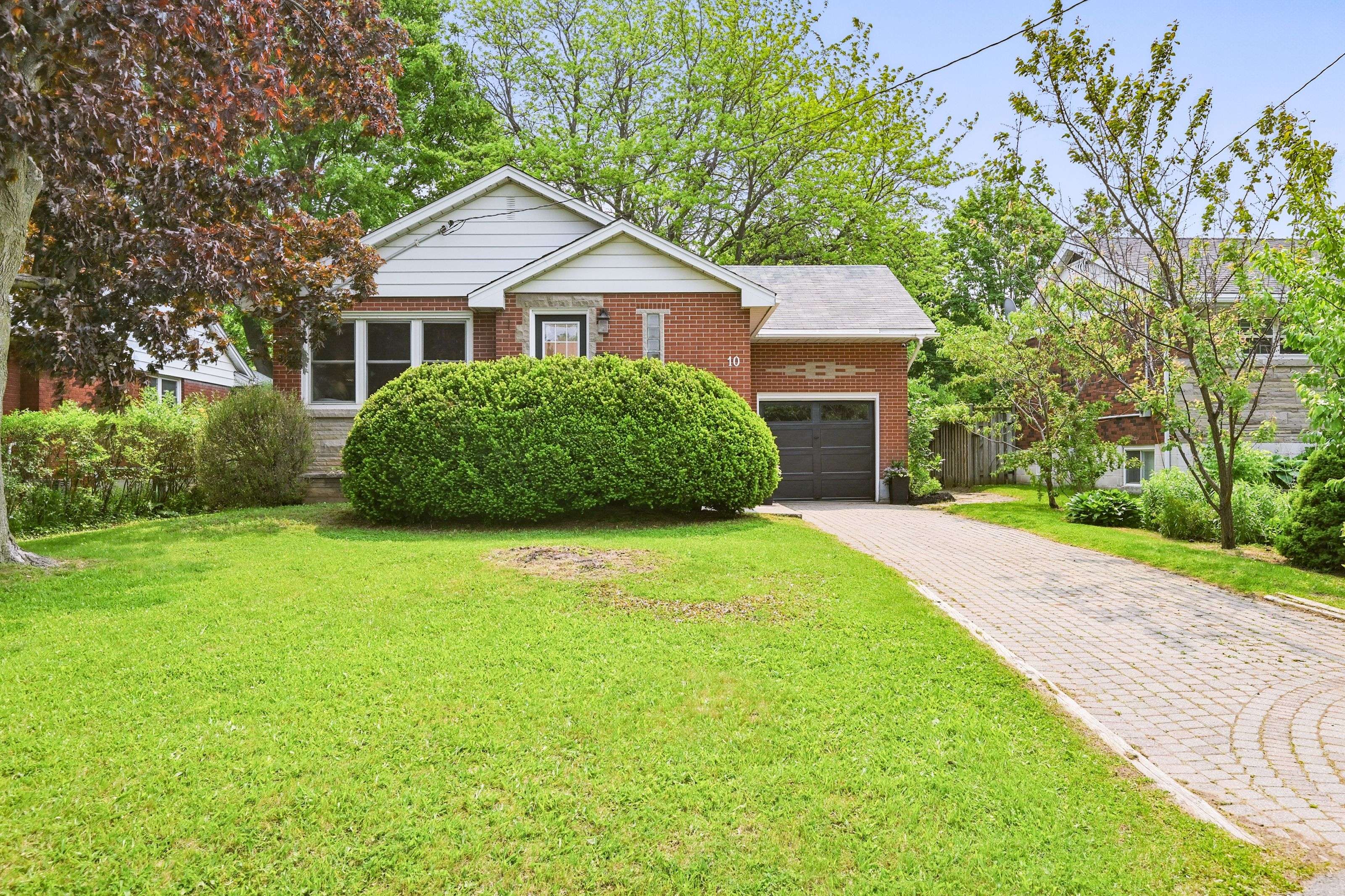 Grimsby, ON L3M 3V7,10 Glenwood AVE