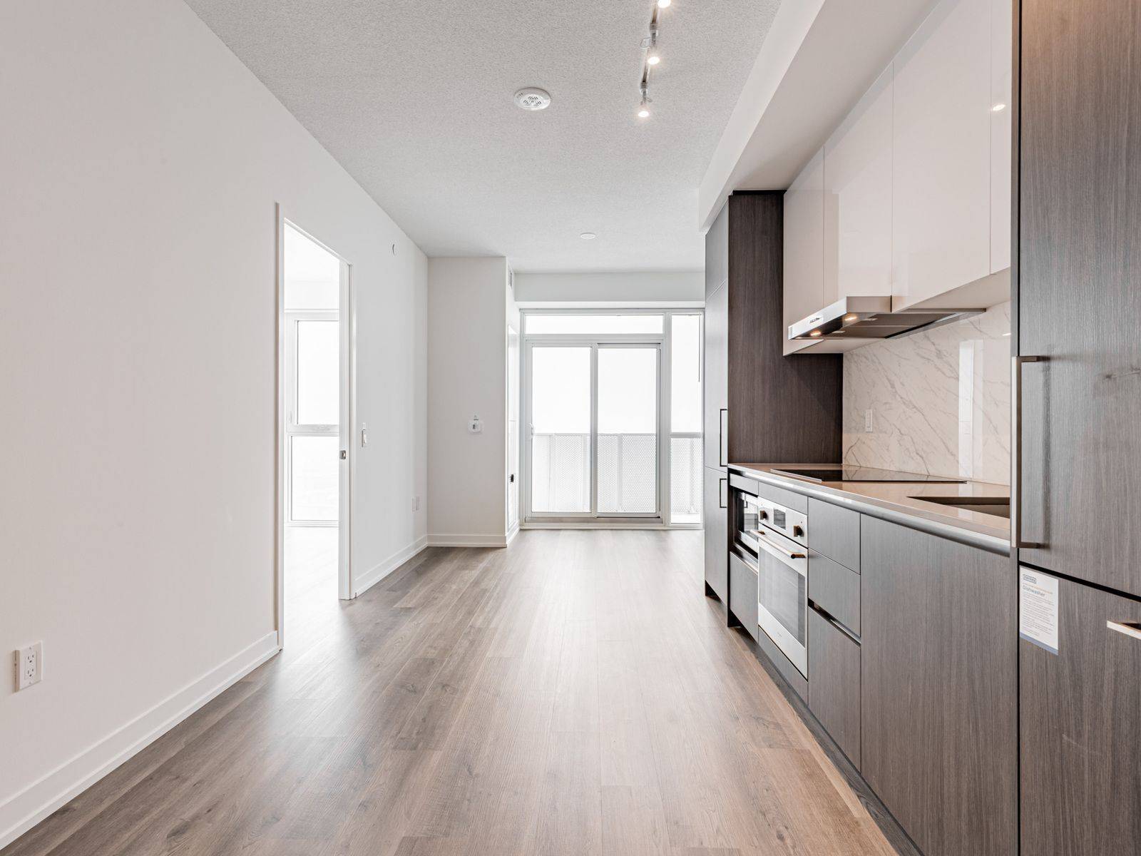 Vaughan, ON L4K 0P9,195 Commerce ST #4803