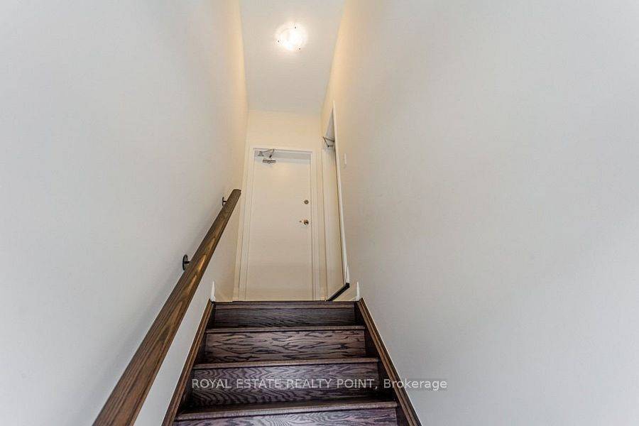 Toronto W04, ON M6L 0A4,10 Creekbank RD #Upper