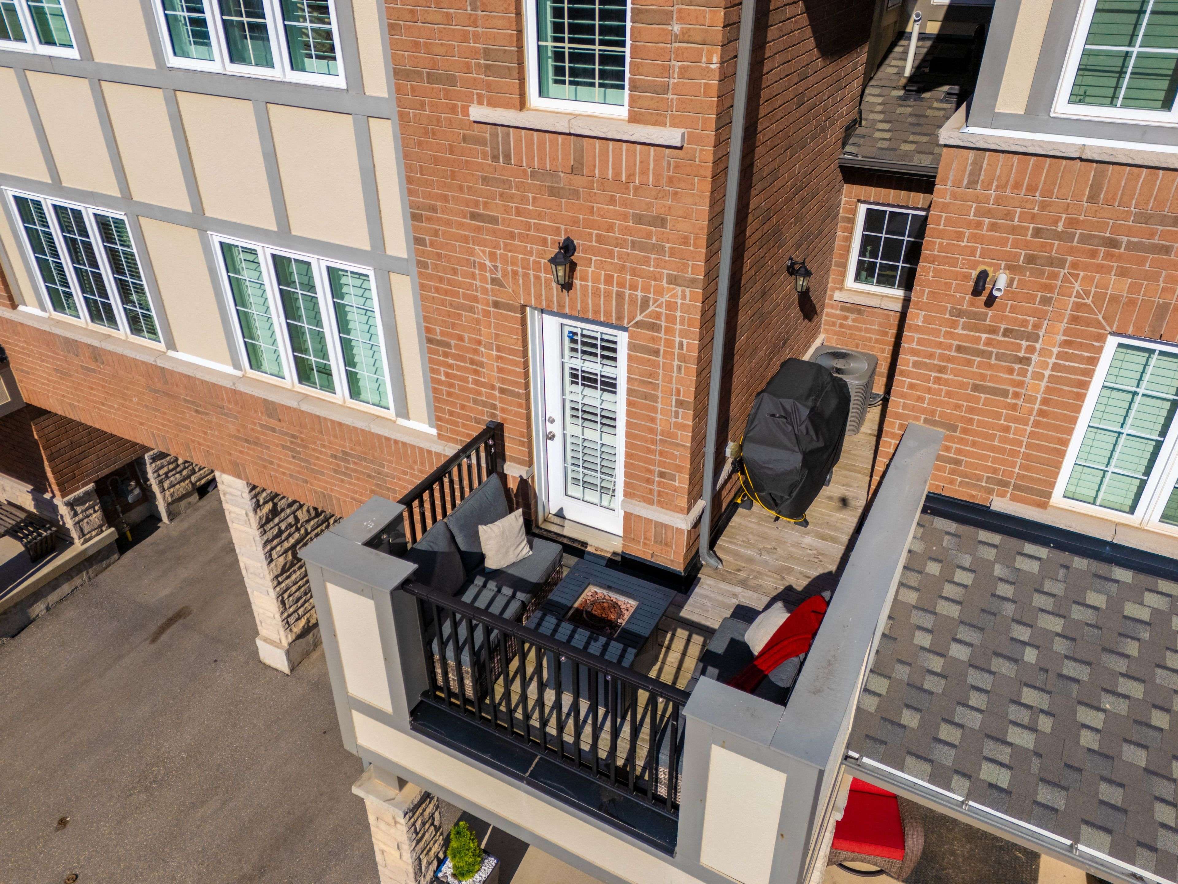 Oakville, ON L6M 0V6,299 Jemima DR