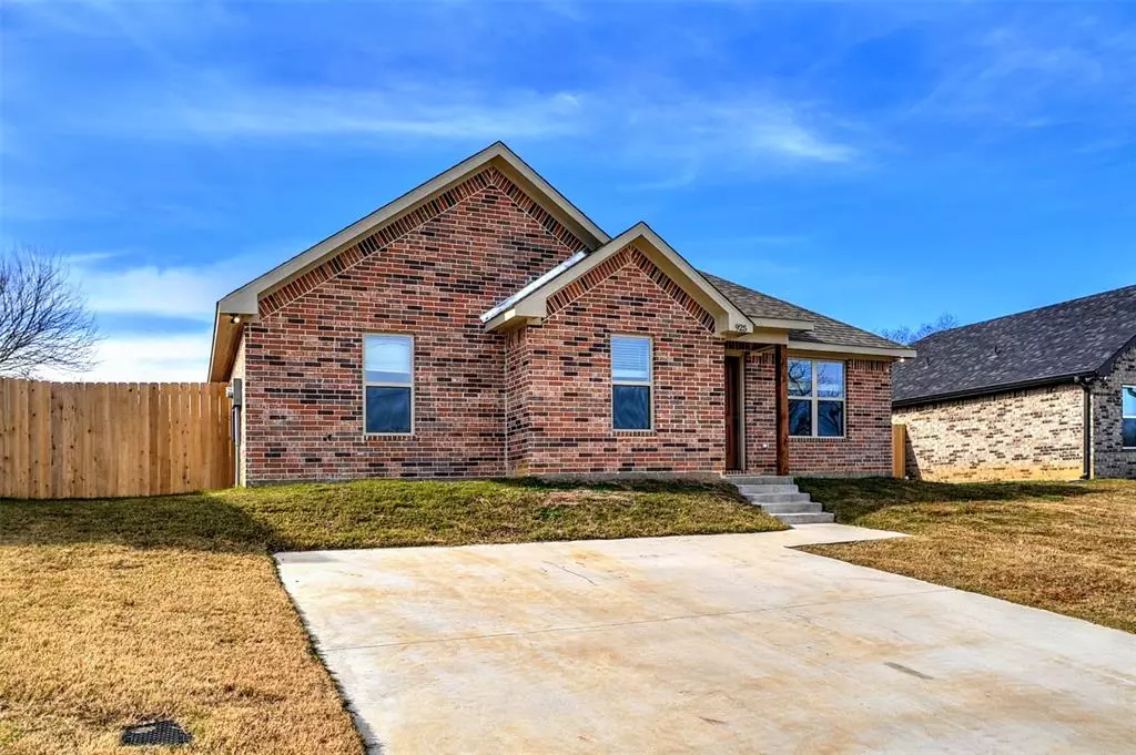 Denison, TX 75020,925 N Barrett Avenue