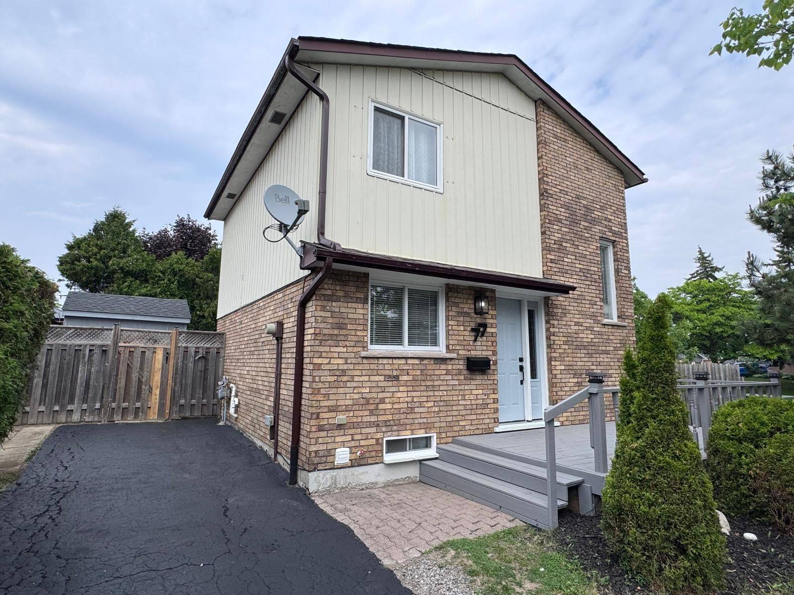 Hamilton, ON L8T 4X2,77 Bixby CRES
