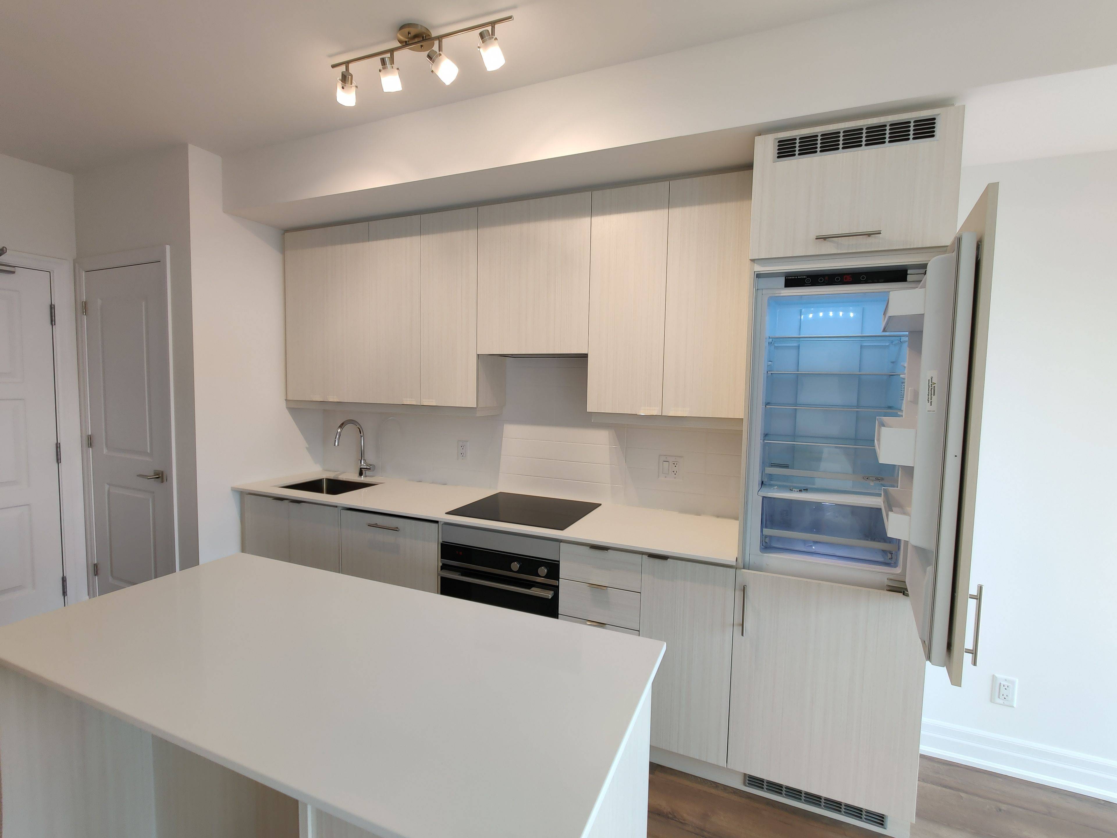 Mississauga, ON L5B 0N3,36 ELM DR W #2008