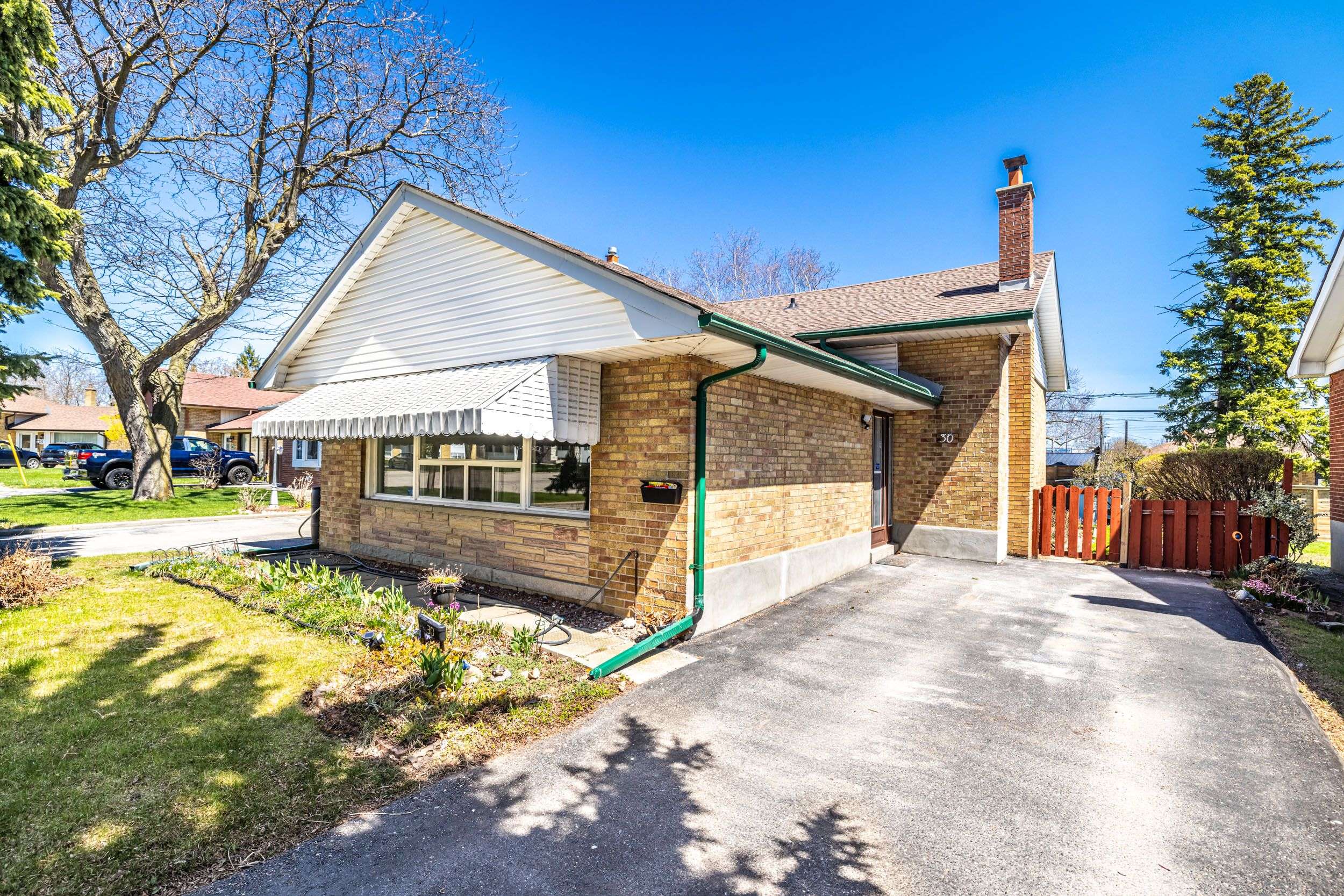 Toronto E04, ON M1P 1Y4,30 Mendip CRES #Upper