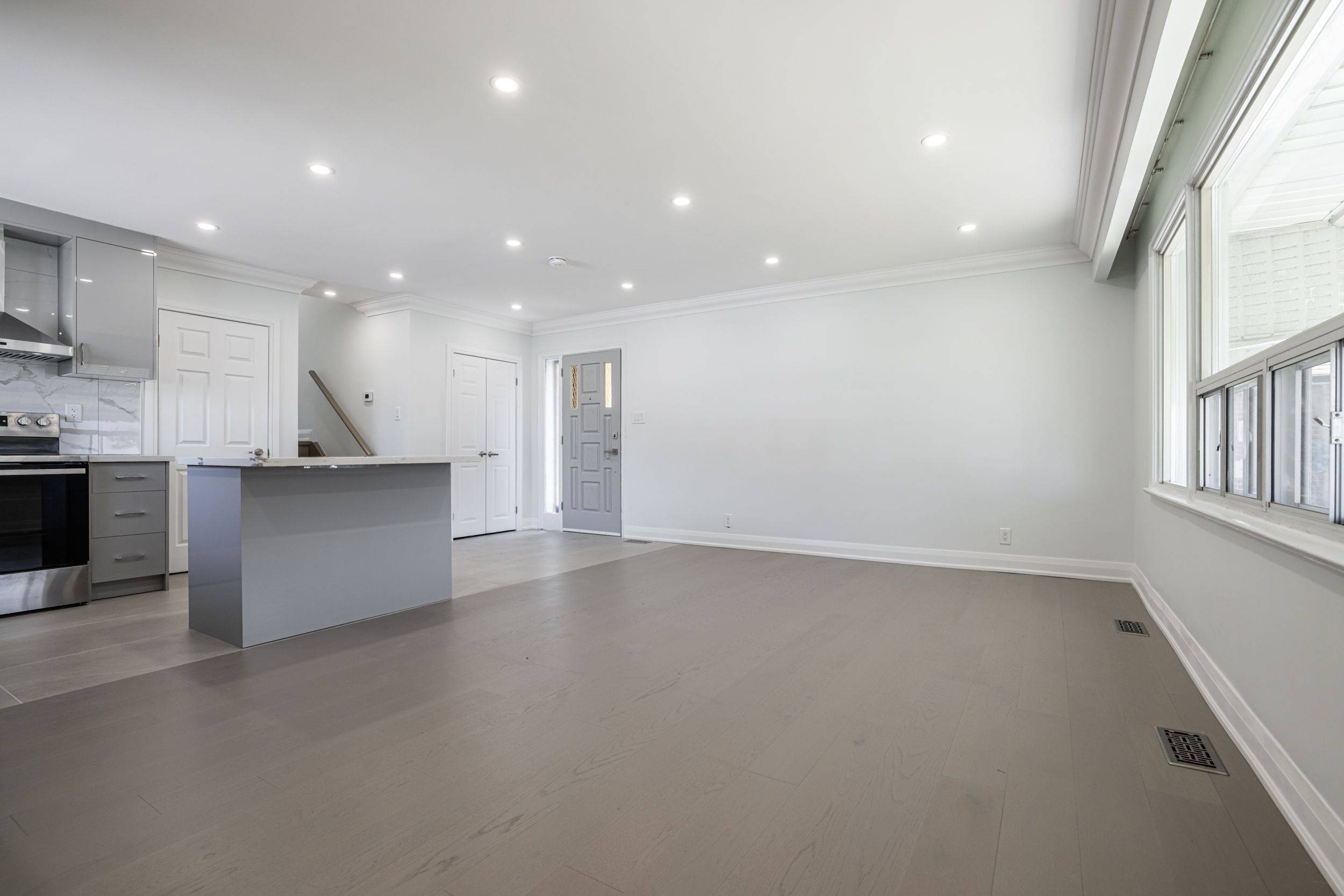 Toronto E04, ON M1P 1Y4,30 Mendip CRES #Upper
