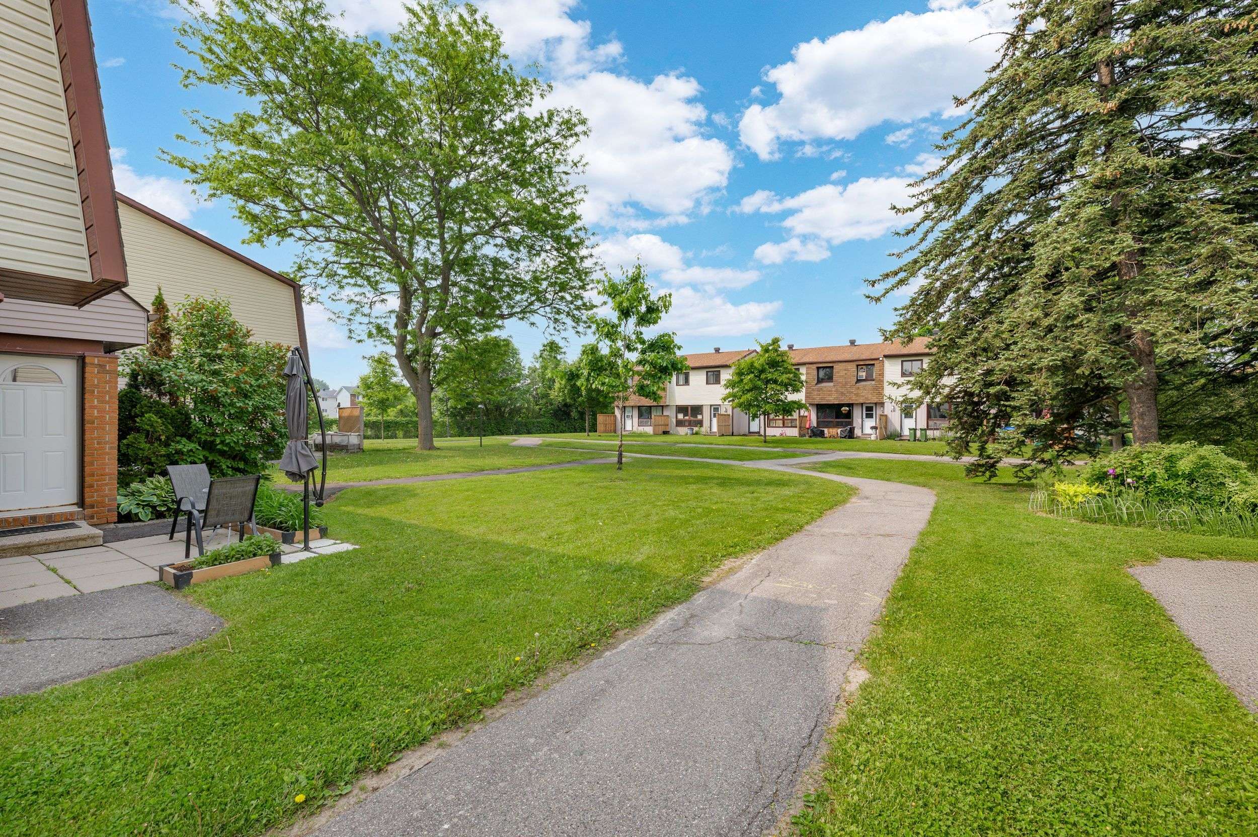 South Of Baseline To Knoxdale, ON K2G 4G8,14 Woodvale Green N/A #B