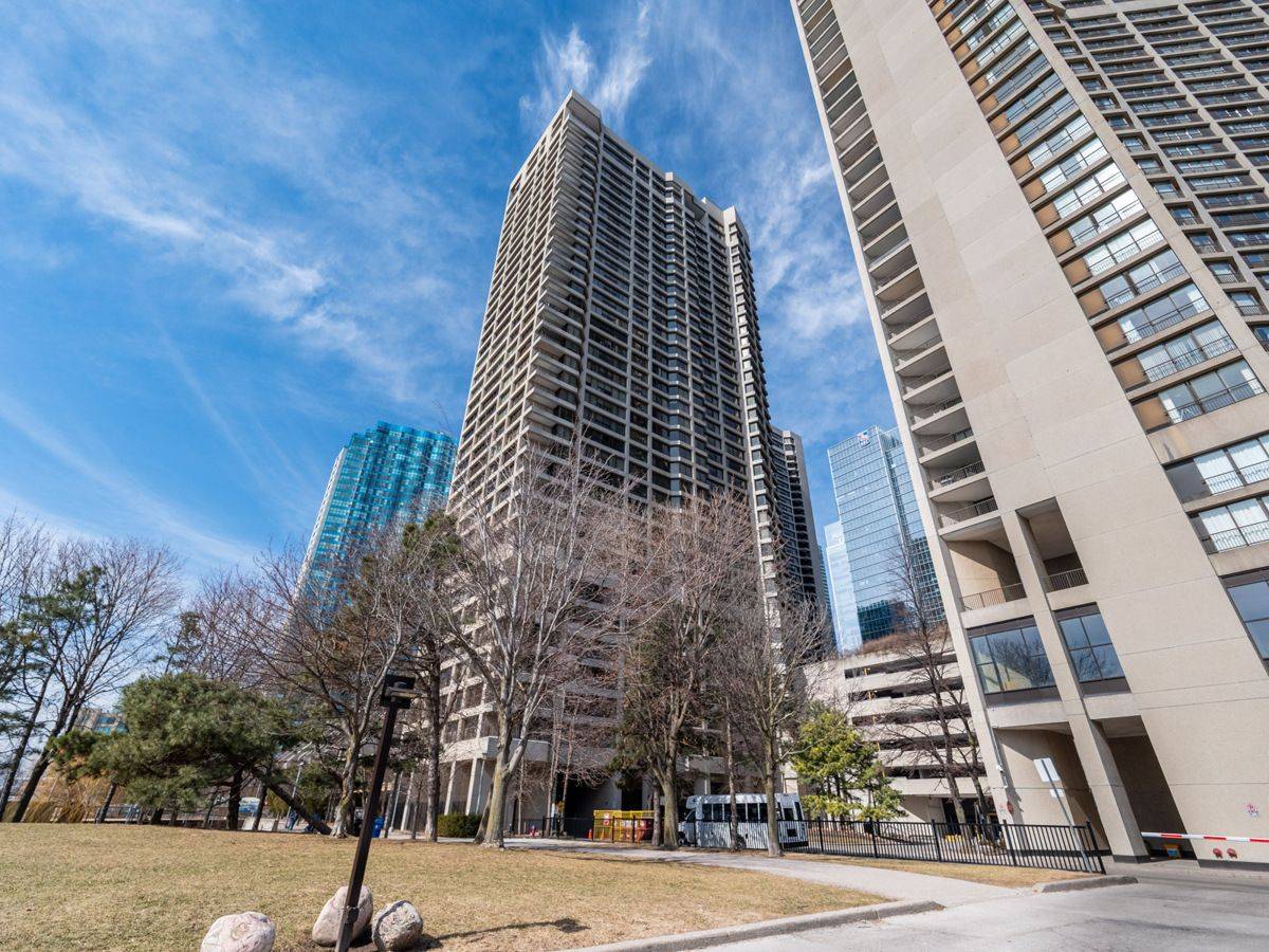 65 Harbour SQ #2204, Toronto C01, ON M5J 2L4