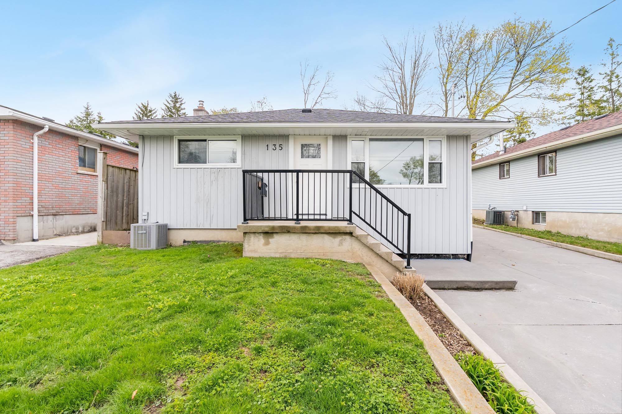 Barrie, ON L4M 2H6,135 Gunn ST