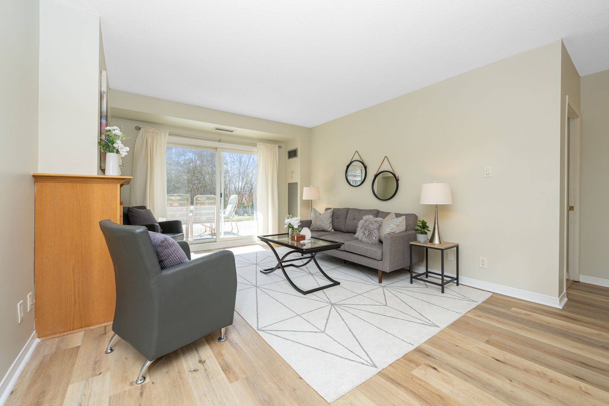 Halton Hills, ON L7G 6A7,24 Chapel ST #102