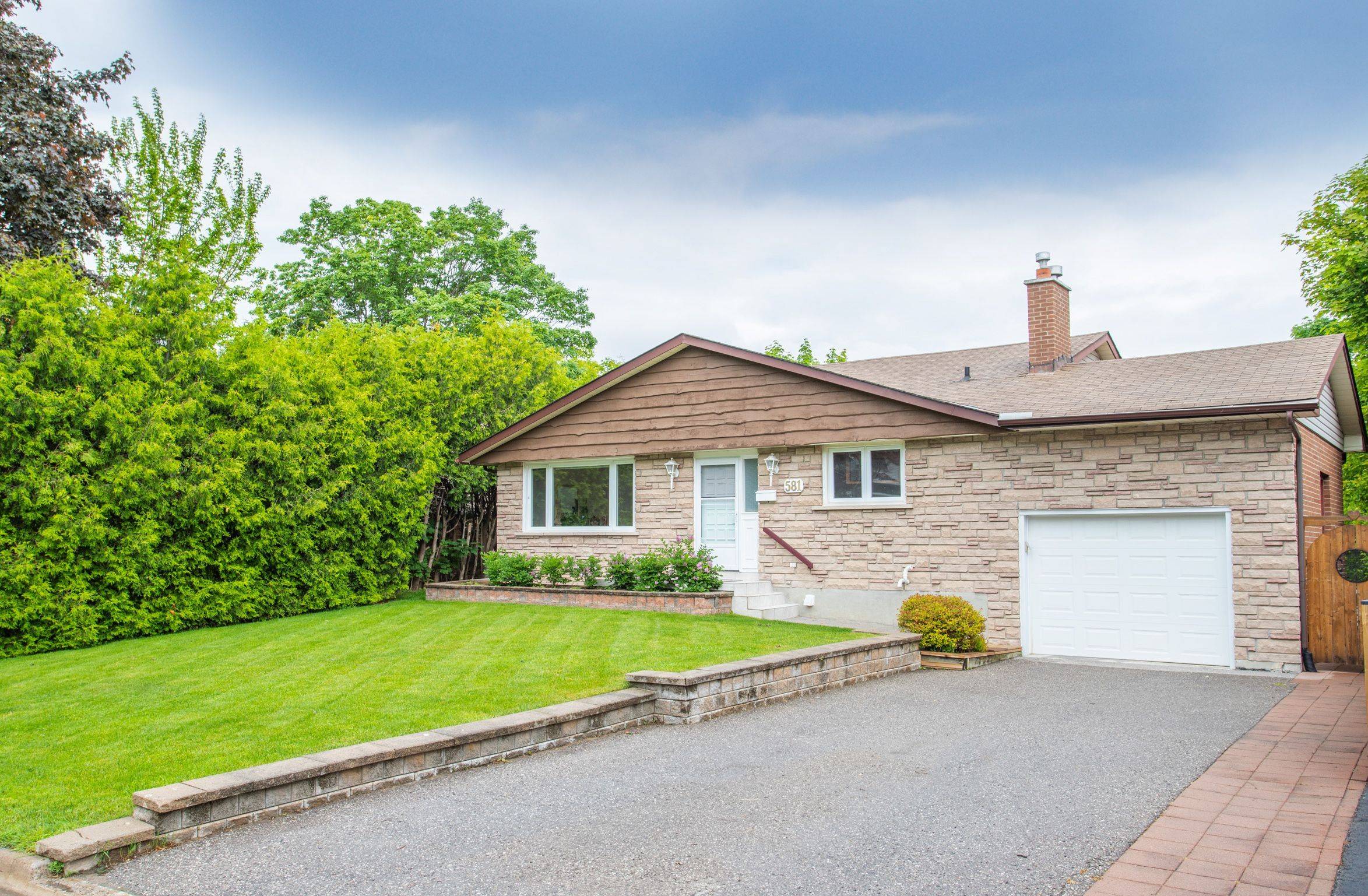 581 Arnhem DR, Oshawa, ON L1G 2J7