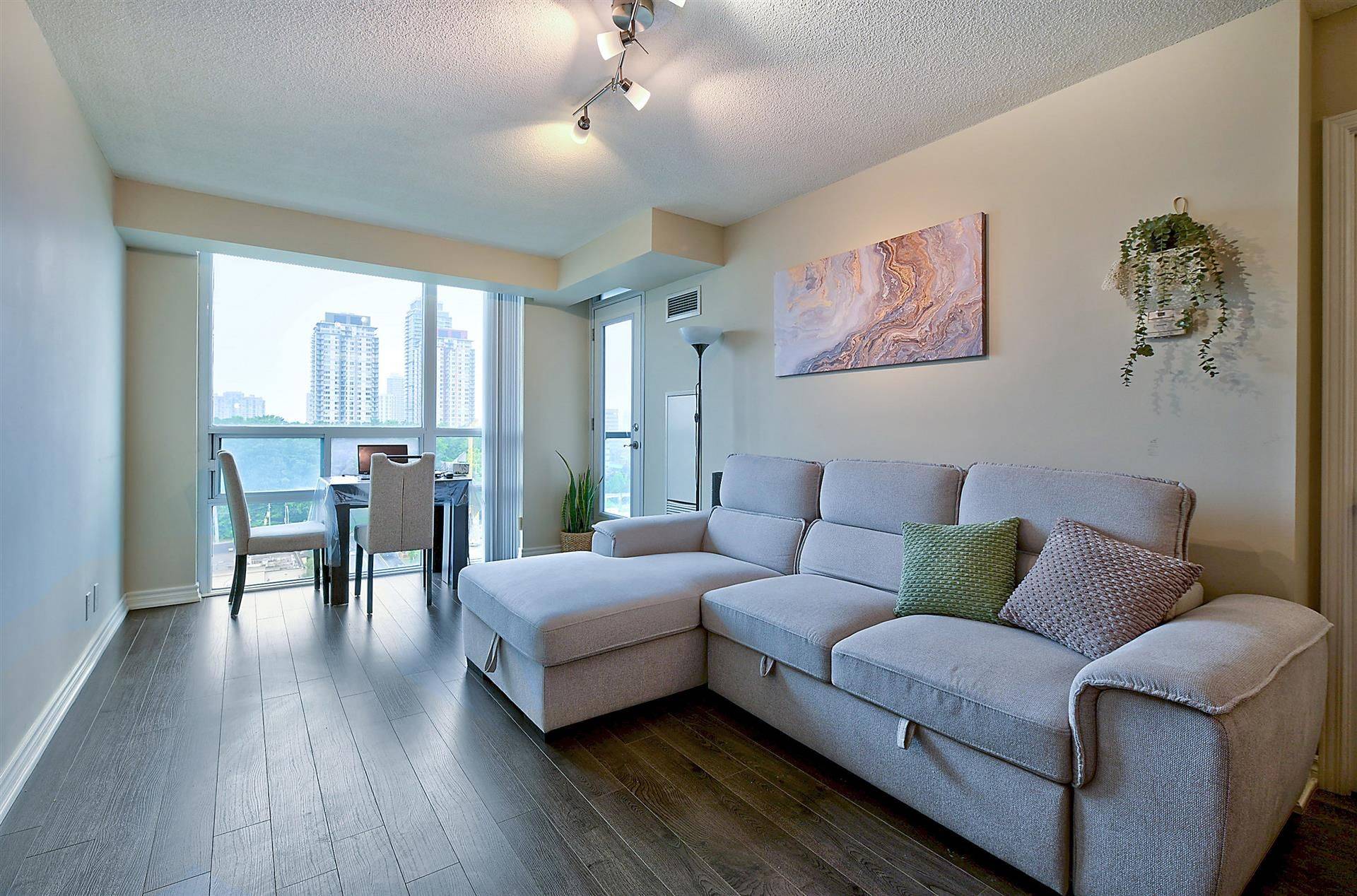Toronto E09, ON M1H 0A1,68 Grangeway AVE #1612