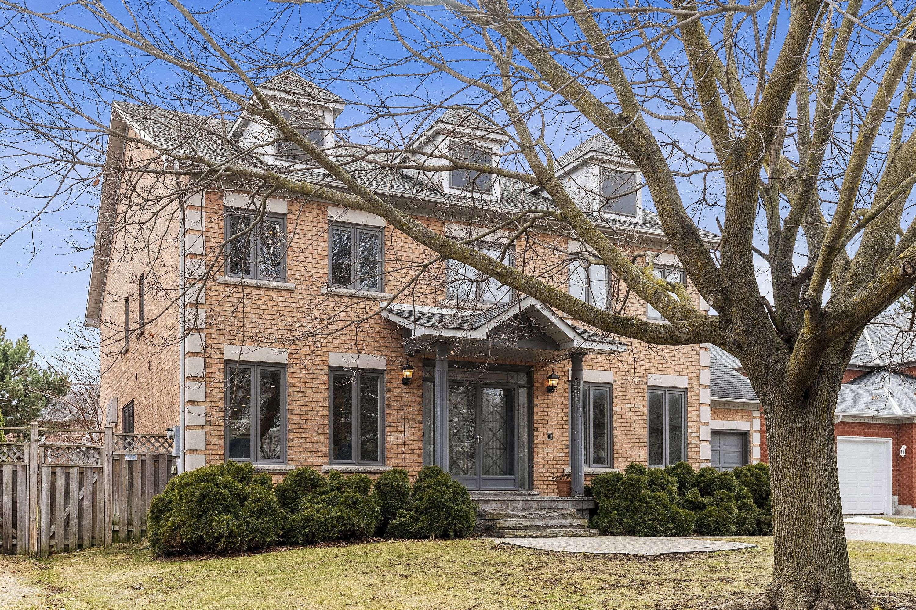 16 Eastgate CRES, Richmond Hill, ON L4B 3G5