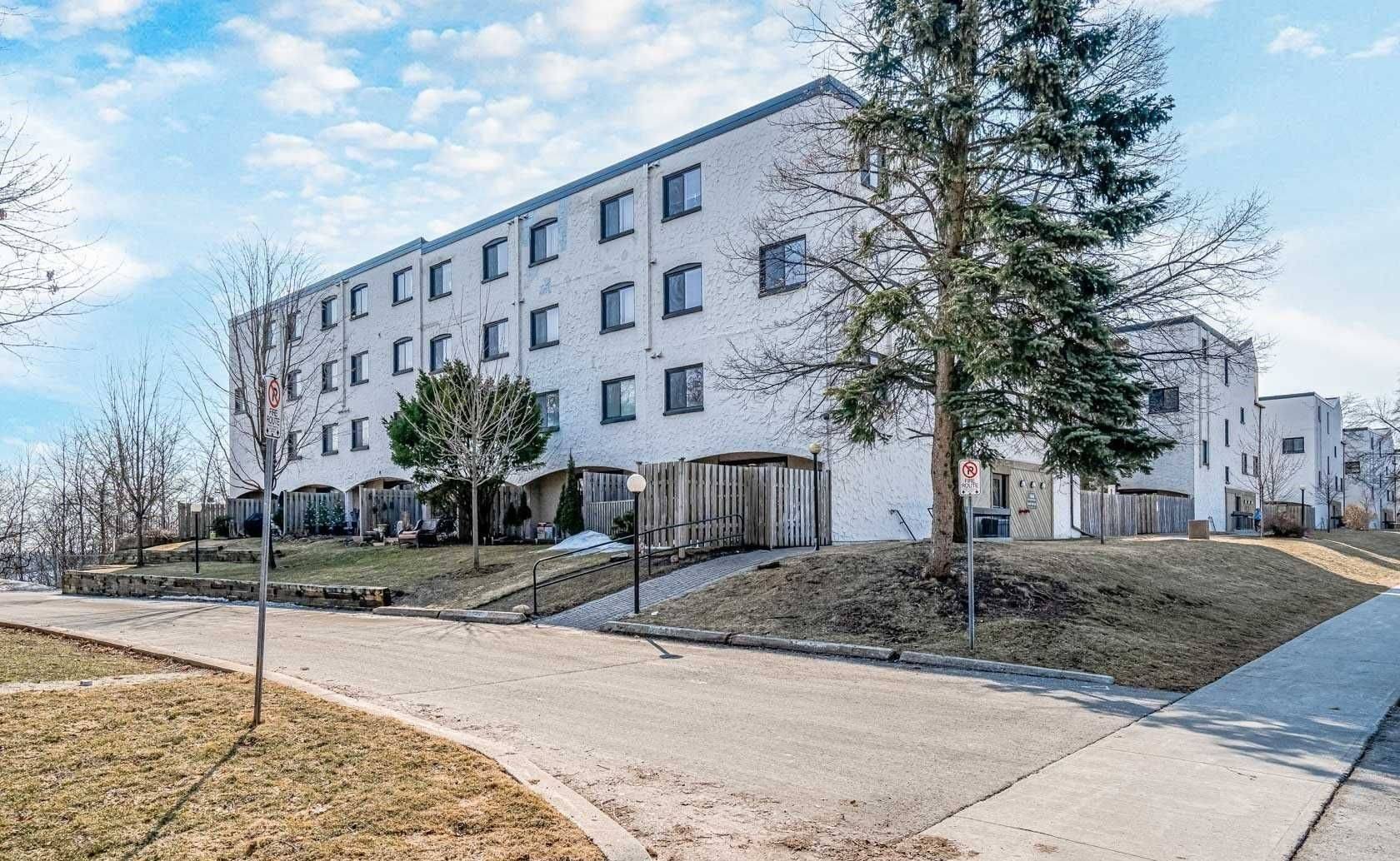 Oakville, ON L6H 2P3,1066 FALGARWOOD DR #165
