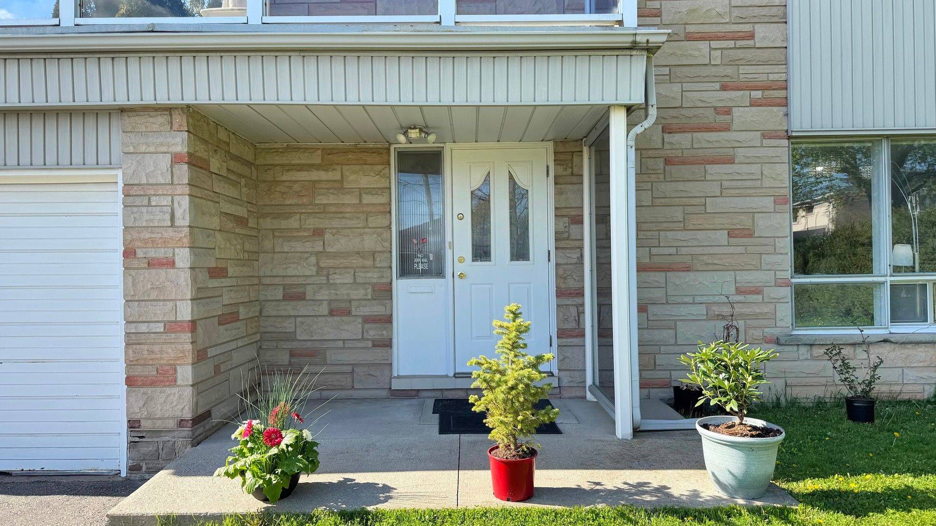Toronto W05, ON M3J 1B4,106 Grandravine DR