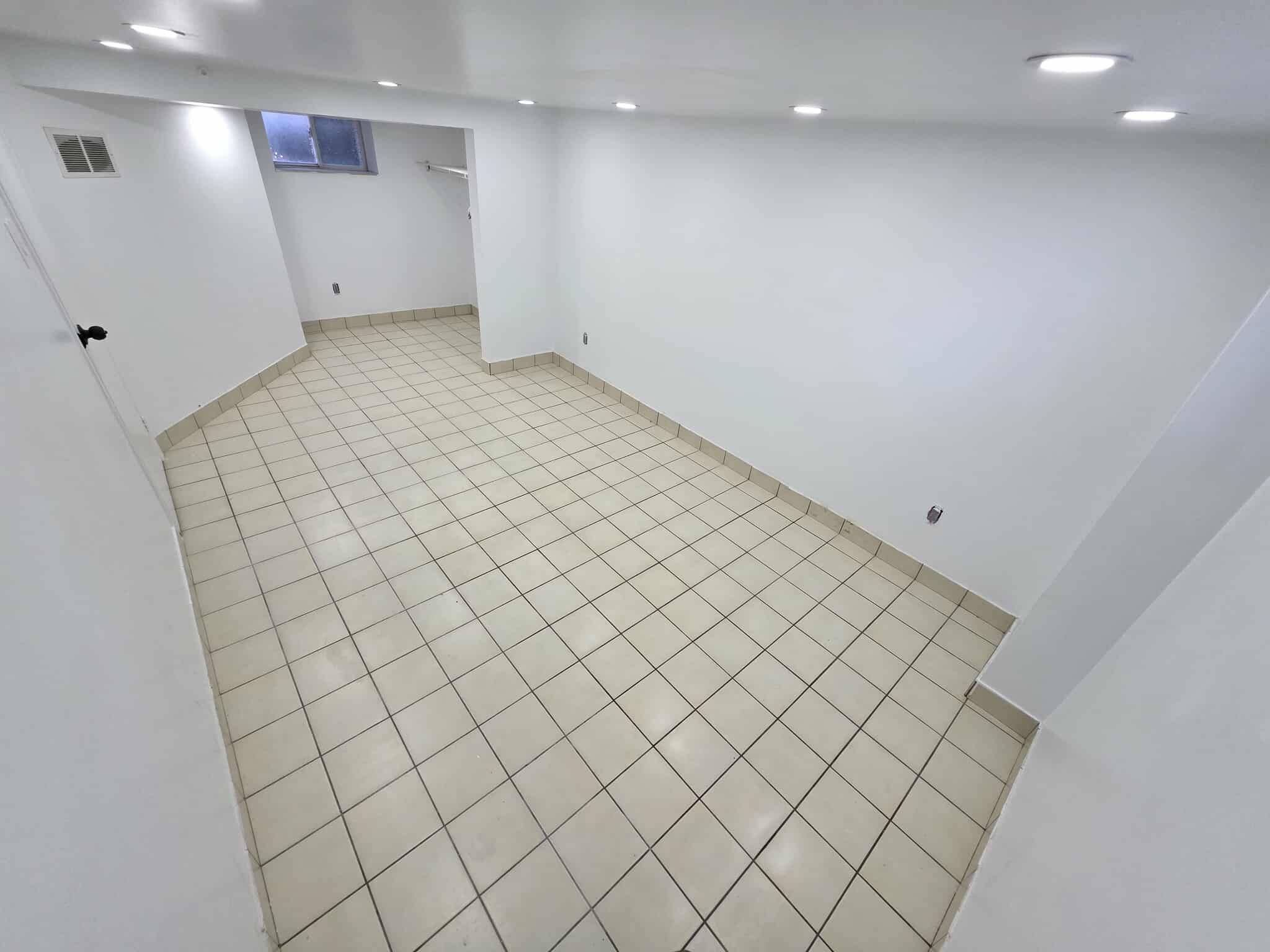 Mississauga, ON L5E 1B3,931 Gardner AVE