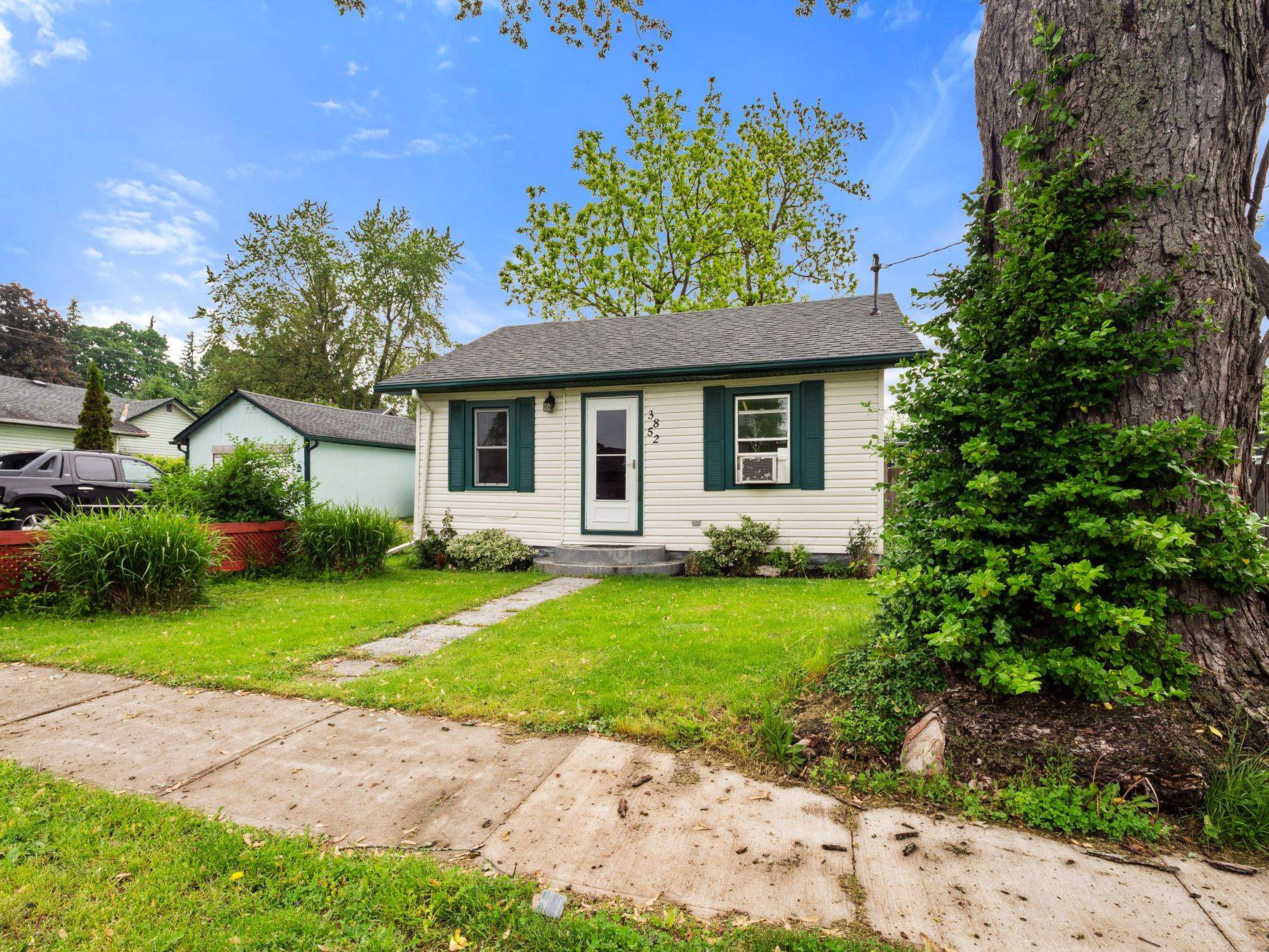 Fort Erie, ON L0S 1B0,3852 Brunswick AVE