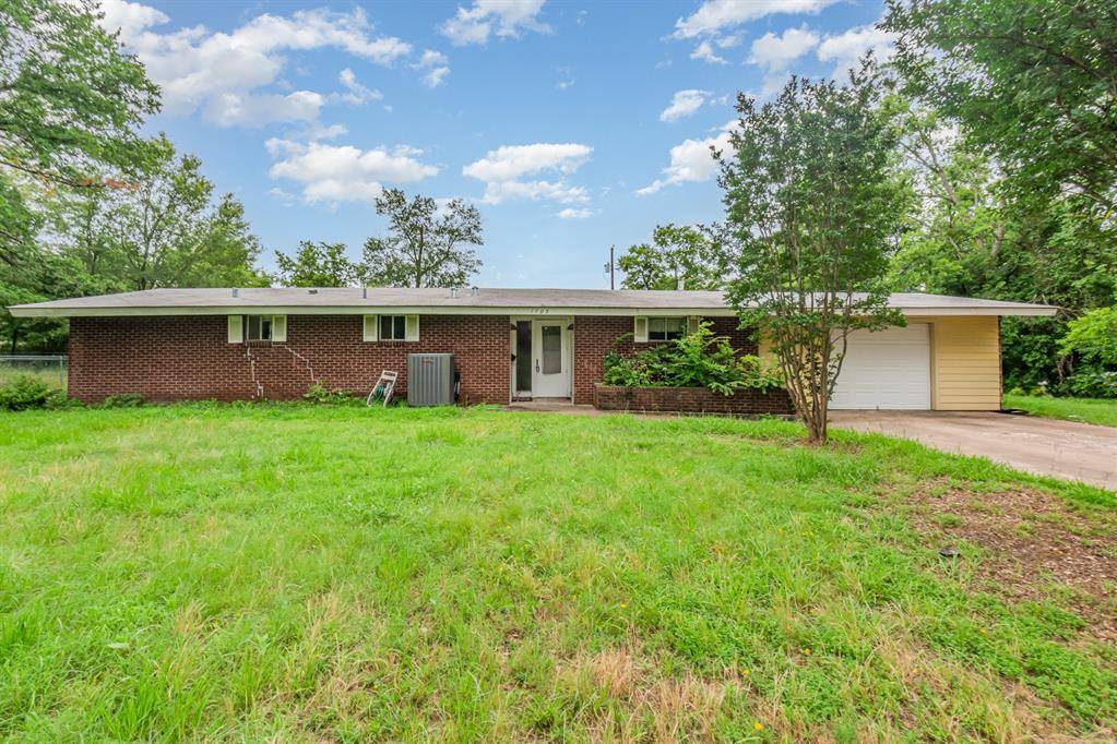 1705 Jefferson Street, Commerce, TX 75428