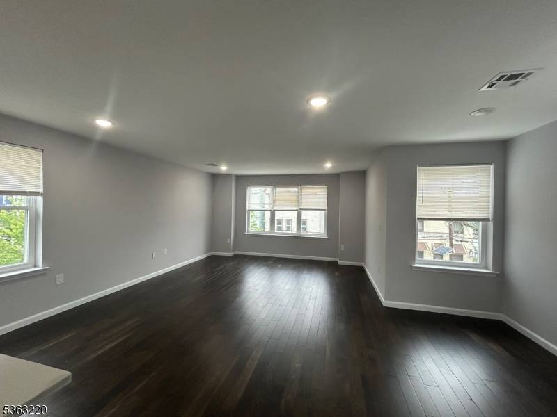 Newark City, NJ 07103,420 S 10Th St