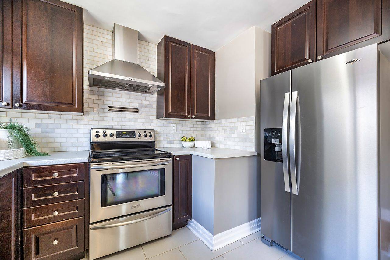 Whitby, ON L1N 1X9,145 Lupin DR