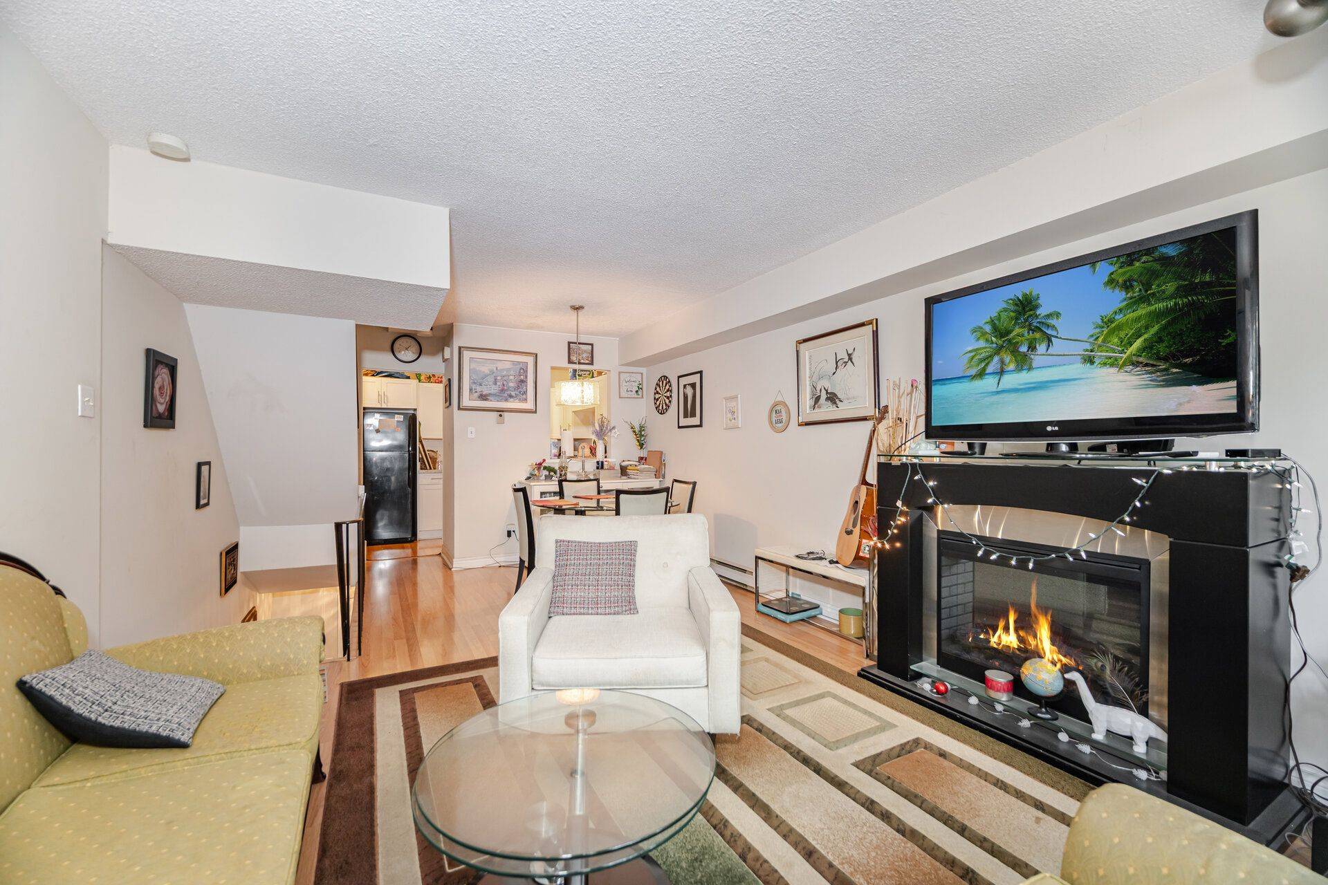 Toronto E01, ON M4M 3H4,1209 Queen ST E #39