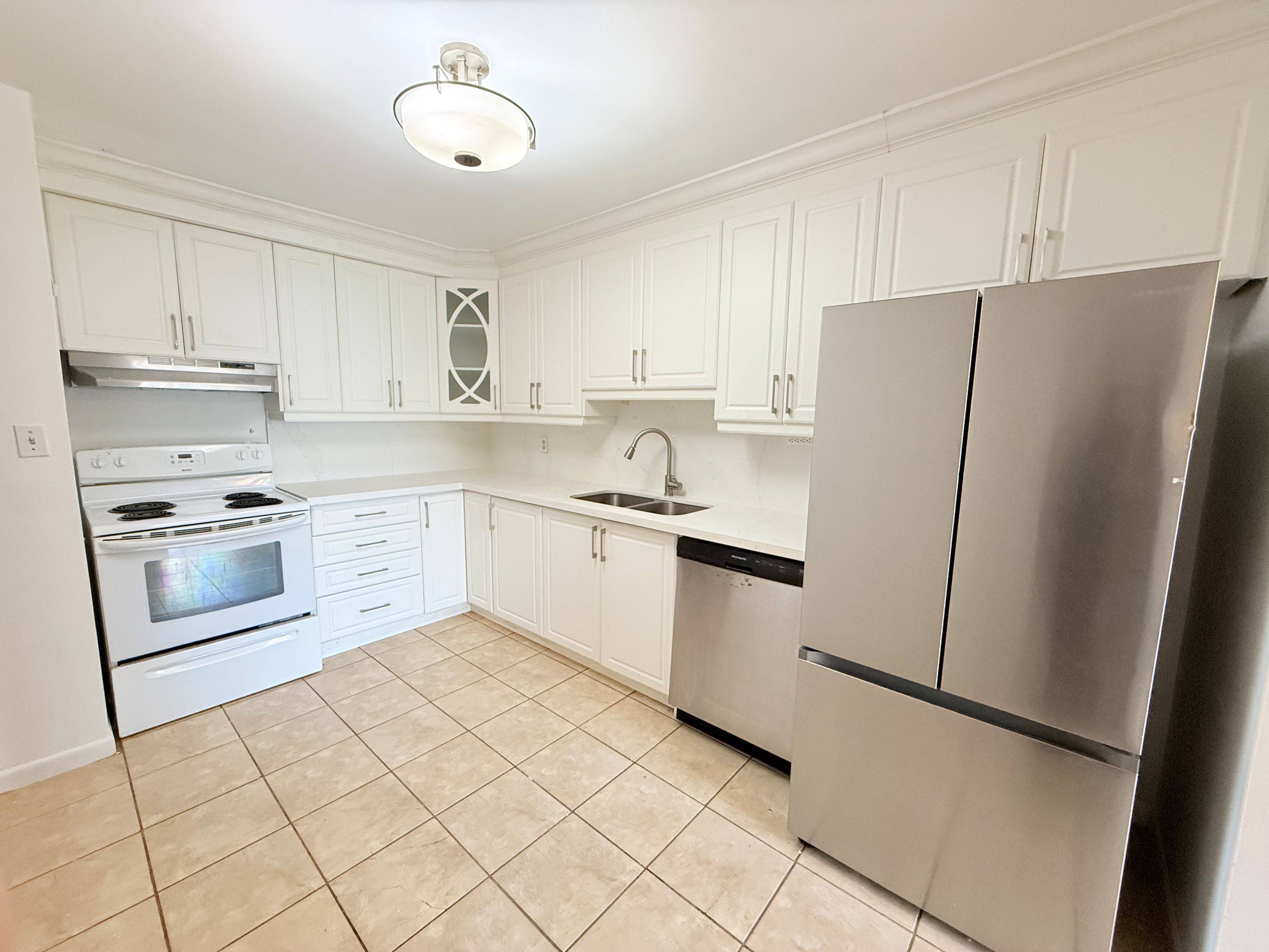 Mississauga, ON L5C 2J8,3308 The Credit Woodlands N/A #15