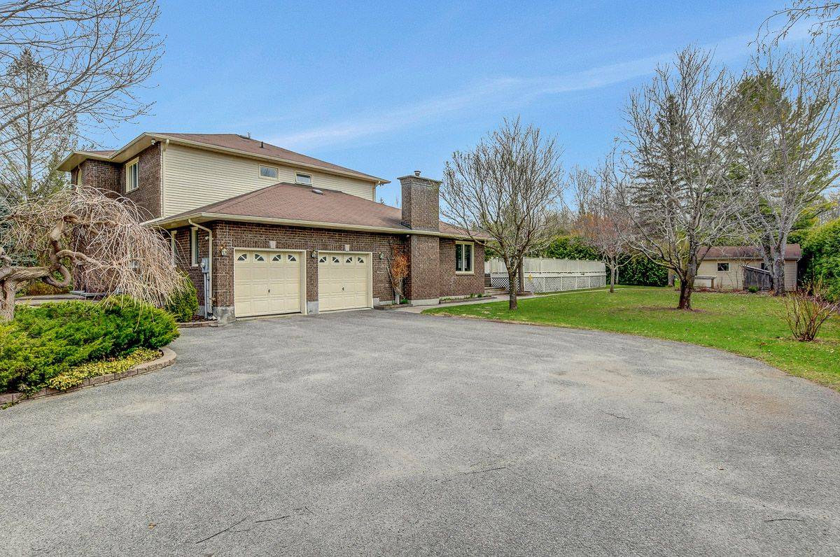 Carp - Huntley Ward, ON K0A 1L0,111 Huntley Manor DR