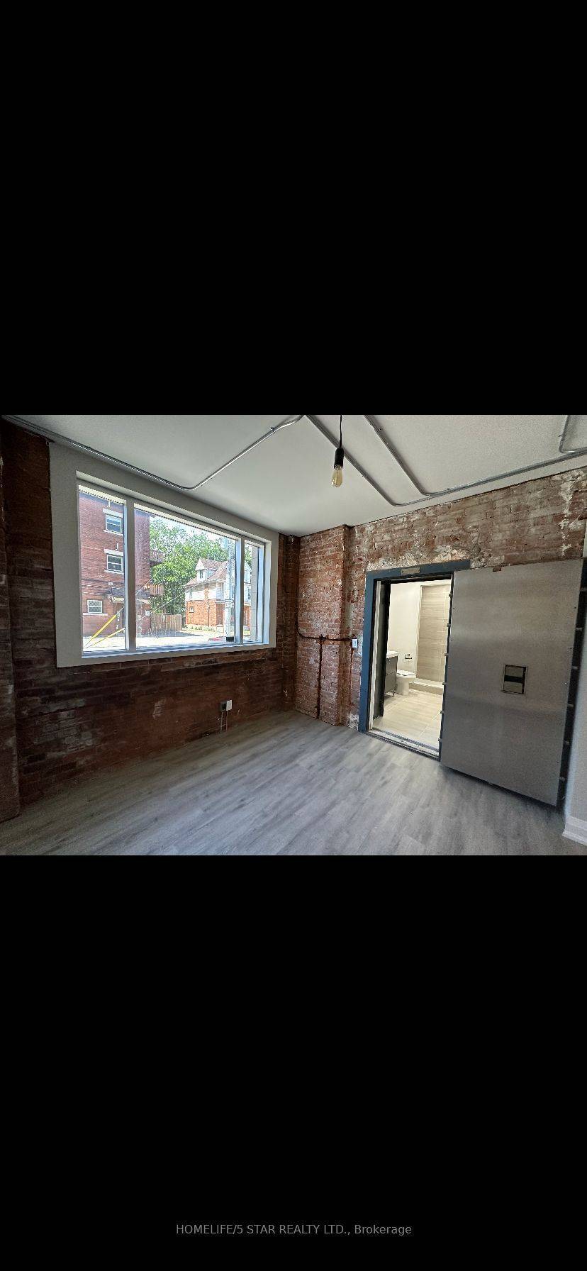 Hamilton, ON L8M 1B3,837 King ST E #105