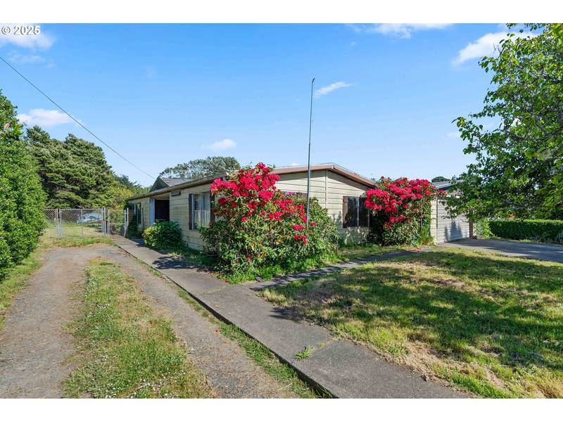 430 9TH ST, Bandon, OR 97411